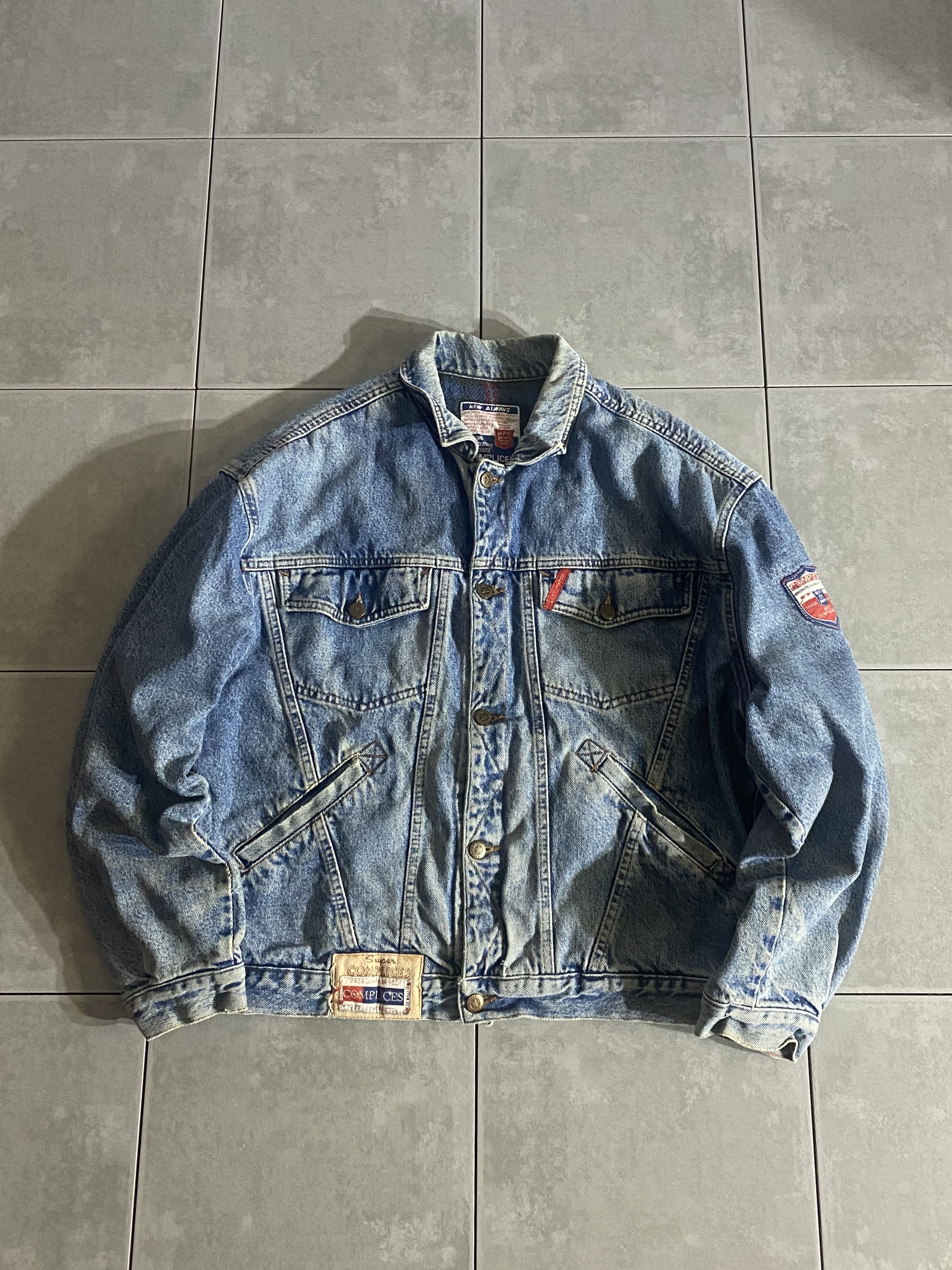 COMPLICES

【COMPLICES】Denim Jacket

カラー：ブルー

サイズ：不明
着丈：約61cm　身幅：約65cm　肩幅：約57cm　袖丈：約58cm

素材：コットン100％

COMPLICESのデニムジャケット。

独自のデザインと高品質なデニム生地で作られ、
程よいダメージも合わさり雰囲気抜群の一着。

ライニングはブランケット仕様。

オーソドックスなスタイルで、
シンプルに合わせやすいアイテムです。

※ブランケット破れございます。

※画像の程度とは若干異なる場合がございますので予めご了承下さい。
(キズ、へこみ、汚れ、穴あき、ほつれ、文字書入れ(名前、ナンバー)など