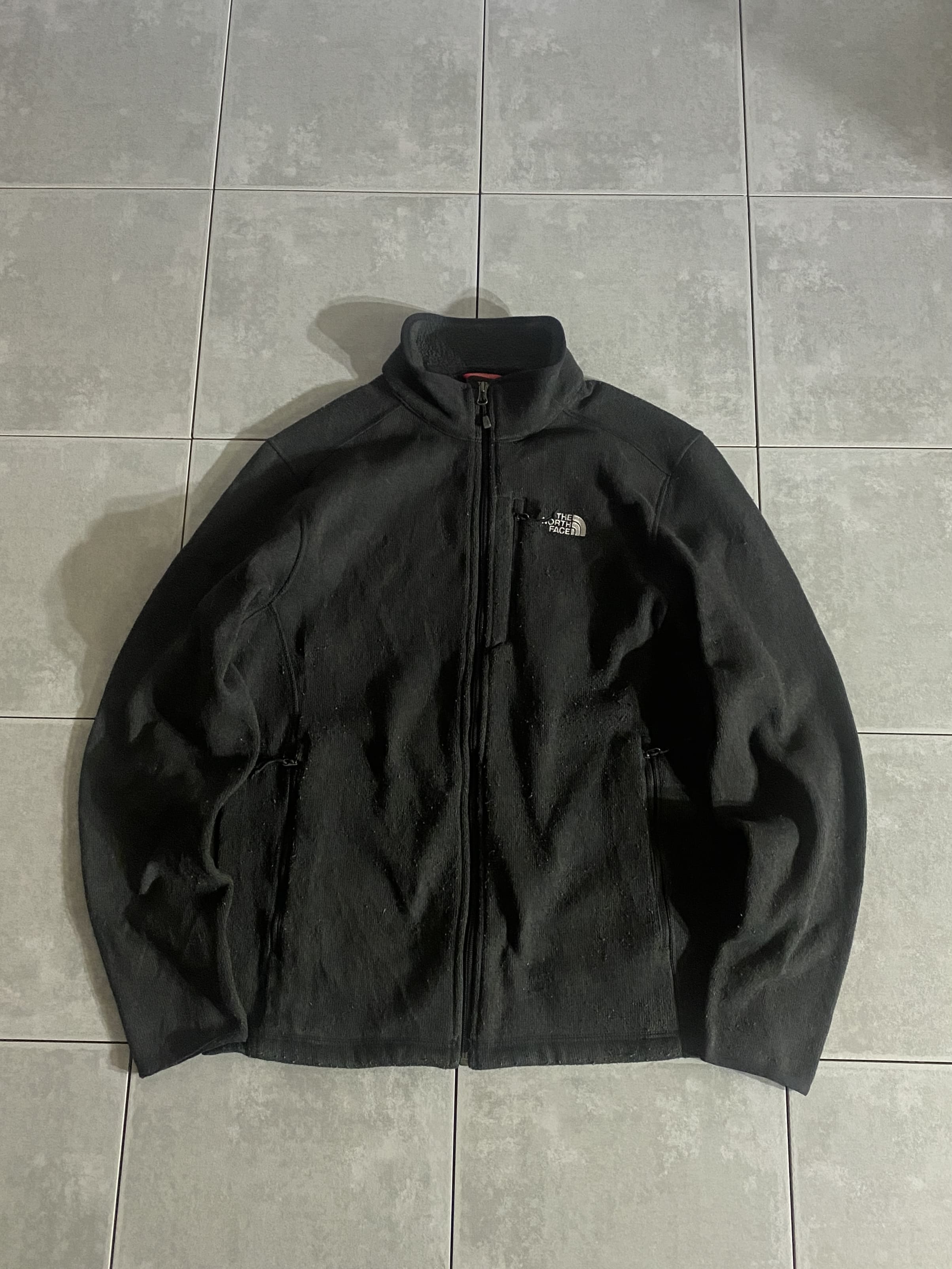 THE NORTH FACE

【THE NORTH FACE】Fleece Jacket

カラー：ブラック

サイズ：M
着丈：約66cm　身幅：約54cm　肩幅：約46cm　袖丈：約66cm

素材：ポリエステル100％

人気ブランドTHE NORTH FACEの
フリースジャケット。

オールブラックの間違いないカラーリング。

機能性、デザイン性どちらも兼ね備えた
万能アイテム。

インナーからアウターまで、秋冬に活躍する一着です。

※全体的に毛玉がございますので予めご了承ください。

※画像の程度とは若干異なる場合がございますので予めご了承下さい。
(キズ、へこみ、汚れ、穴あき、ほつれ、文字書入れ(名前、ナンバー)など
