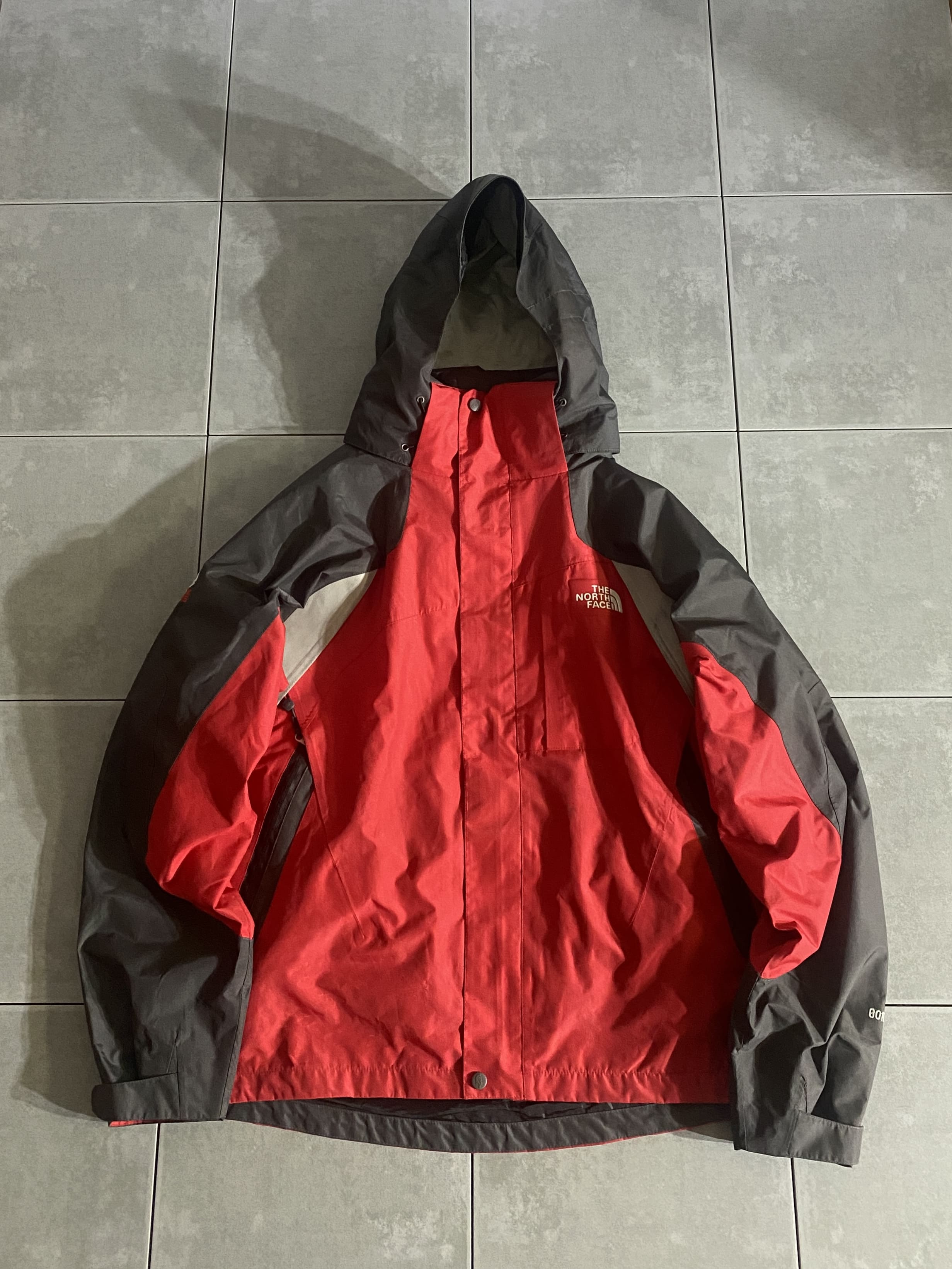 THE NORTH FACE

【THE NORTH FACE】Summit Series GORE-TEX Parka

カラー：レッド

サイズ：M
着丈：約71cm　身幅：約65cm　裄丈：約90cm

素材：ナイロン

THE NORTH FACEの最高峰ライン、
「Summit Series」からGORE-TEX XCRを採用した
本格派のマウンテンパーカー。

THE NORTH FACEの中でも
定価がかなり高額なサミットシリーズ。

レッド×グレーで、インパクトのある配色。

フード、インナーフリースは取り外し可能です。

機能性抜群で、タウンユースに映えるシルエットも
魅力的な1着です。

※ダメージもなく状態良いですが、
所々薄黒い汚れががございます。

※画像の程度とは若干異なる場合がございますので予めご了承下さい。
(キズ、へこみ、汚れ、穴あき、ほつれ、文字書入れ(名前、ナンバー)など
