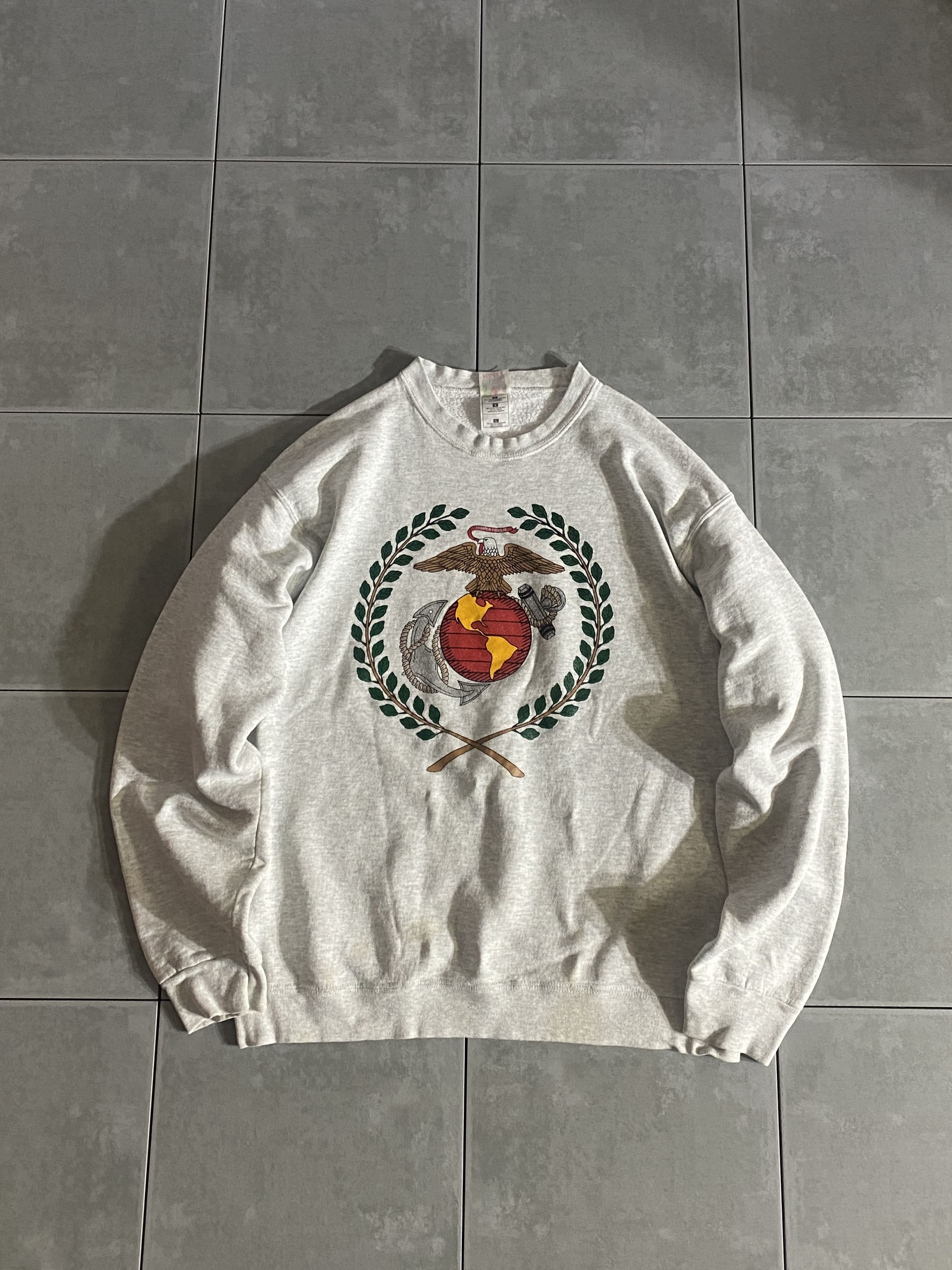 FRUIT OF THE LOOM HEAVY COTTON

【FRUIT OF THE LOOM】USMC Sweatshirt

カラー：グレー

サイズ：L
着丈：約65cm　身幅：約57cm　肩幅：約54cm　袖丈：約59cm

素材：コットン88％　ポリエステル12％

FRUIT OF THE LOOMのスウェットシャツ。

シンプルながら目を奪う存在感あるデザイン。

人気のミリタリーモチーフ、
USMCのロゴがプリントされた一着です。

使いやすさも含めて、この手のものは
何枚持ってても良さそうです。

※袖、裾付近、全体的にシミがございます。

※画像の程度とは若干異なる場合がございますので予めご了承下さい。
(キズ、へこみ、汚れ、穴あき、ほつれ、文字書入れ(名前、ナンバー)など
