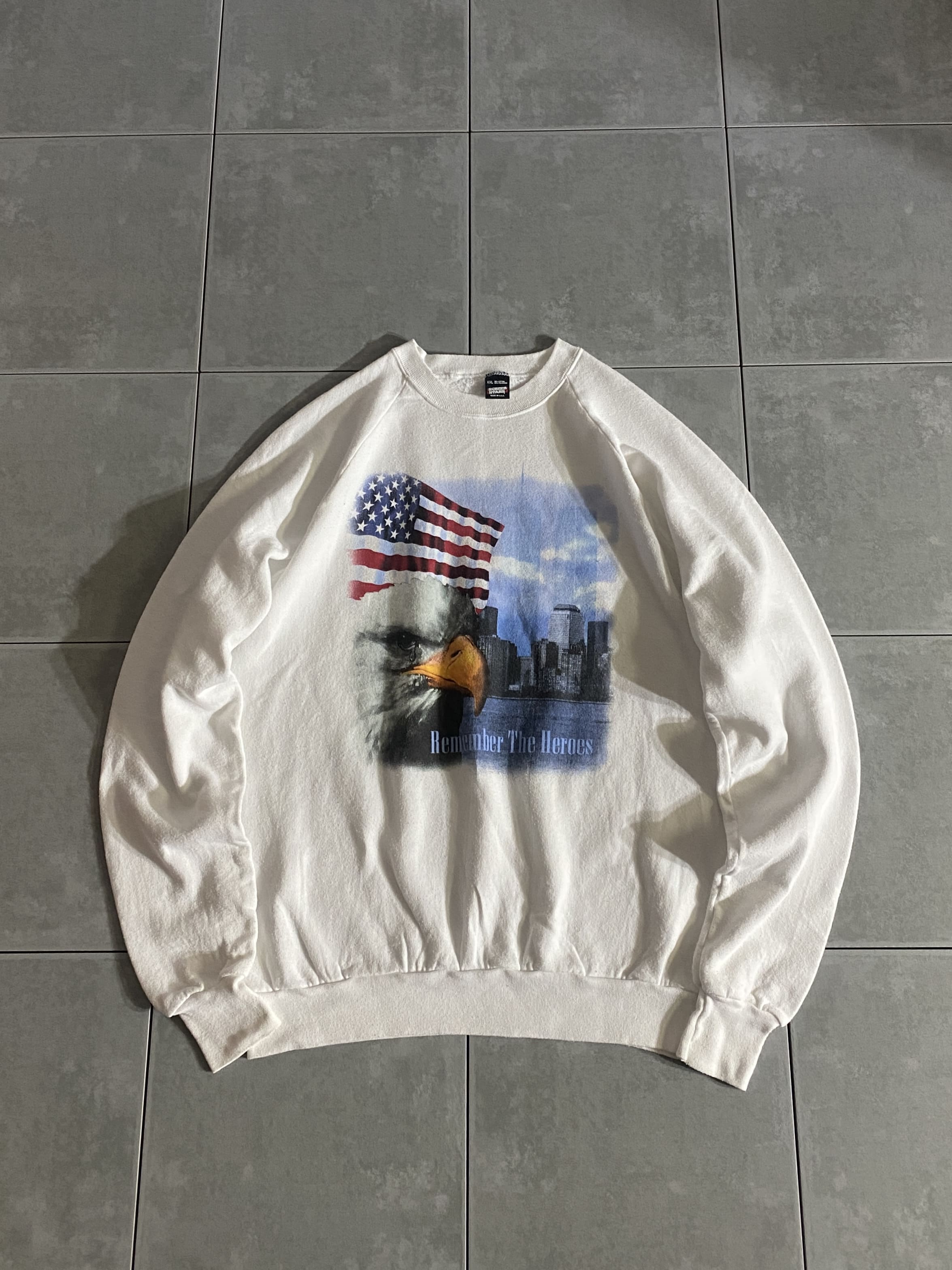 SCREEN STARS

【SCREEN STARS】Remember The Heroes Sweatshirt MADE IN USA

カラー：ホワイト

サイズ：XXL
着丈：約65cm　身幅：約56cm　裄丈：約90cm　

素材：コットン50％　ポリエステル50％

アメリカ同時多発テロ事件9.11をモチーフに
NYの風景をデザインにした1枚。

定番のホワイトボディー、
1枚着からインナー使いまで。

USA製なのも嬉しいポイントです。

※画像の程度とは若干異なる場合がございますので予めご了承下さい。
(キズ、へこみ、汚れ、穴あき、ほつれ、文字書入れ(名前、ナンバー)など