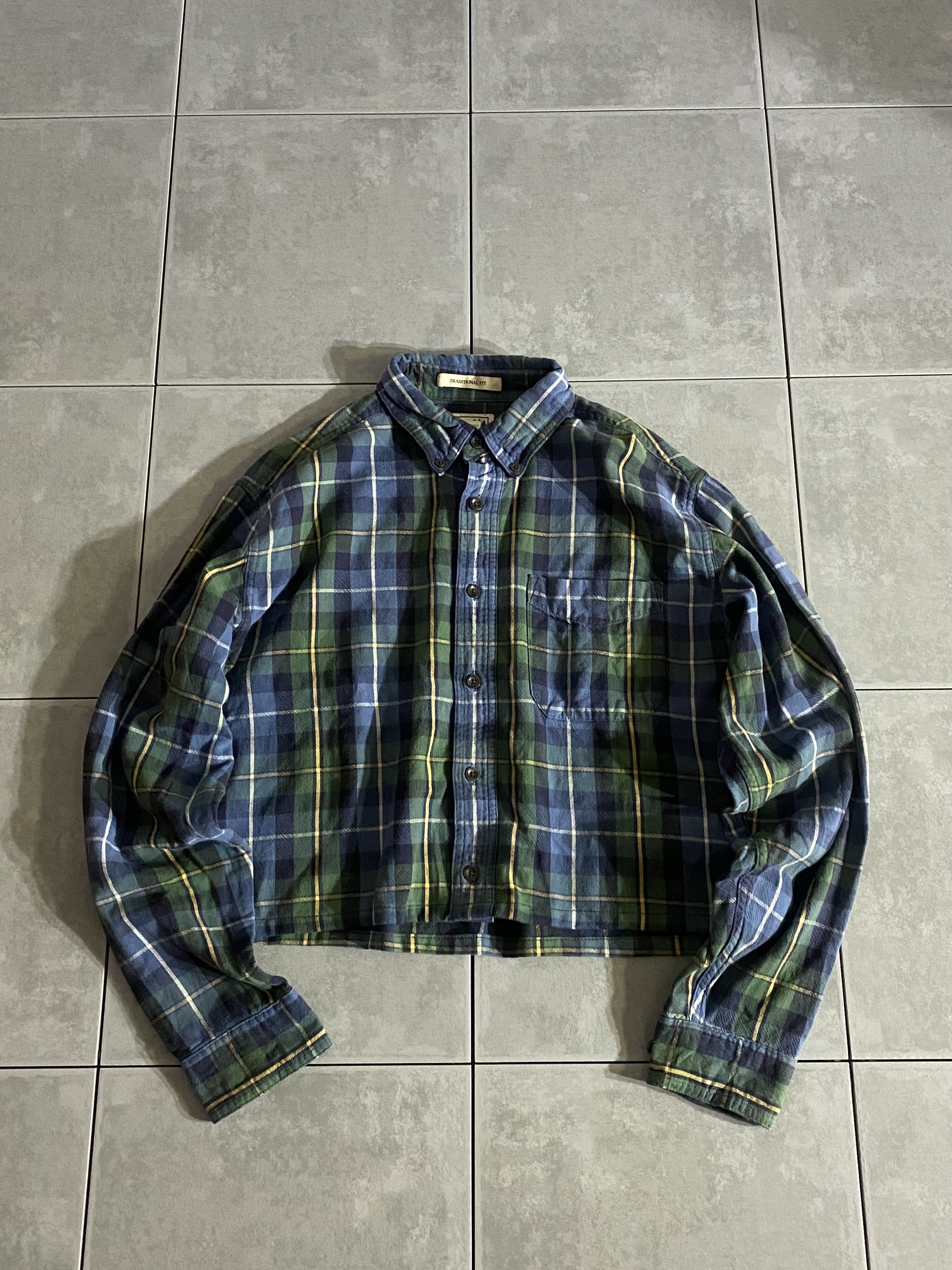 L.L.Bean

【L.L.Bean】Remake Flannel Shirt

サイズ：M-R
着丈：約49cm　身幅：約58cm　肩幅：約46cm　袖丈：約58cm

素材：コットン100％

女性用L.L.Beanのリメイクチェックシャツ。

丈をバッサリ切ったリメイク品です。

切りっぱなしではなく、しっかり裾を縫い直しているので
かなり綺麗に仕上がっております。

柔らかい生地感に鮮やかな色合いが
魅力的な一着です。

※画像の程度とは若干異なる場合がございますので予めご了承下さい。
(キズ、へこみ、汚れ、穴あき、ほつれ、文字書入れ(名前、ナンバー)など