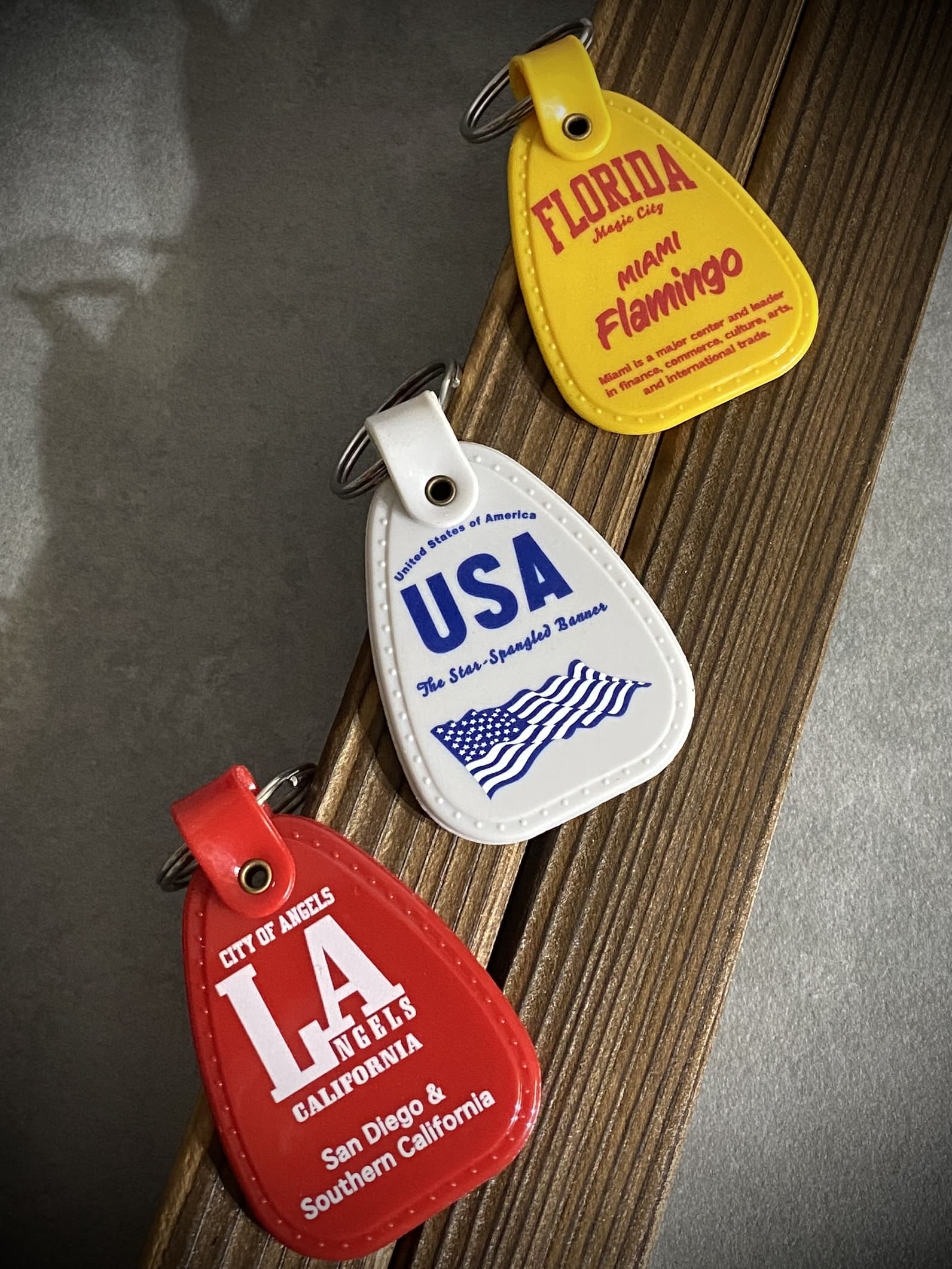 キーホルダー

USA SADDLE KEY TAG

【カラー】イエロー / レッド / ホワイト

【サイズ】約5.5×3.7cm

【素材】PVC

アメリカンでおしゃれなキーホルダー。

自転車のサドルに取り付けるためのキーホルダー
「サドルキータグ」は、アメリカで企業や
ショップノベルティなどに仕様されてきました。

レトロで味があるデザインは今でも人気で、
家や車の鍵に付けて紛失防止に役立つアイテムです。
