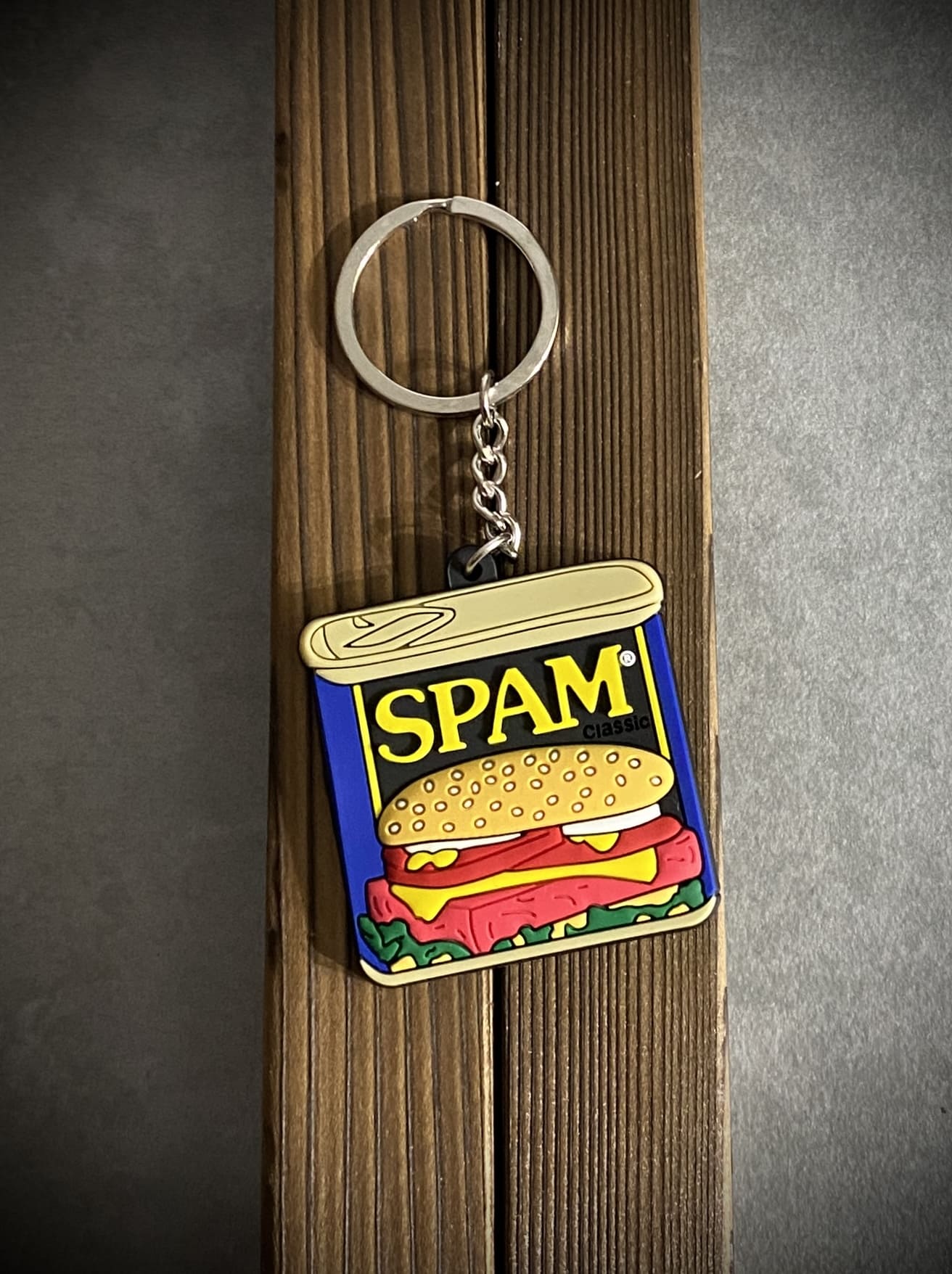 キーホルダー

SPAM ラバーキーチェーン

【サイズ】約4.5×4.5cm

【素材】ラバー

SPAMのラバーキーホルダー。

キーリングが付属しているので、
バッグなどにも取り付け可能です。

ちょっとしたアクセントに嬉しいアイテムです。