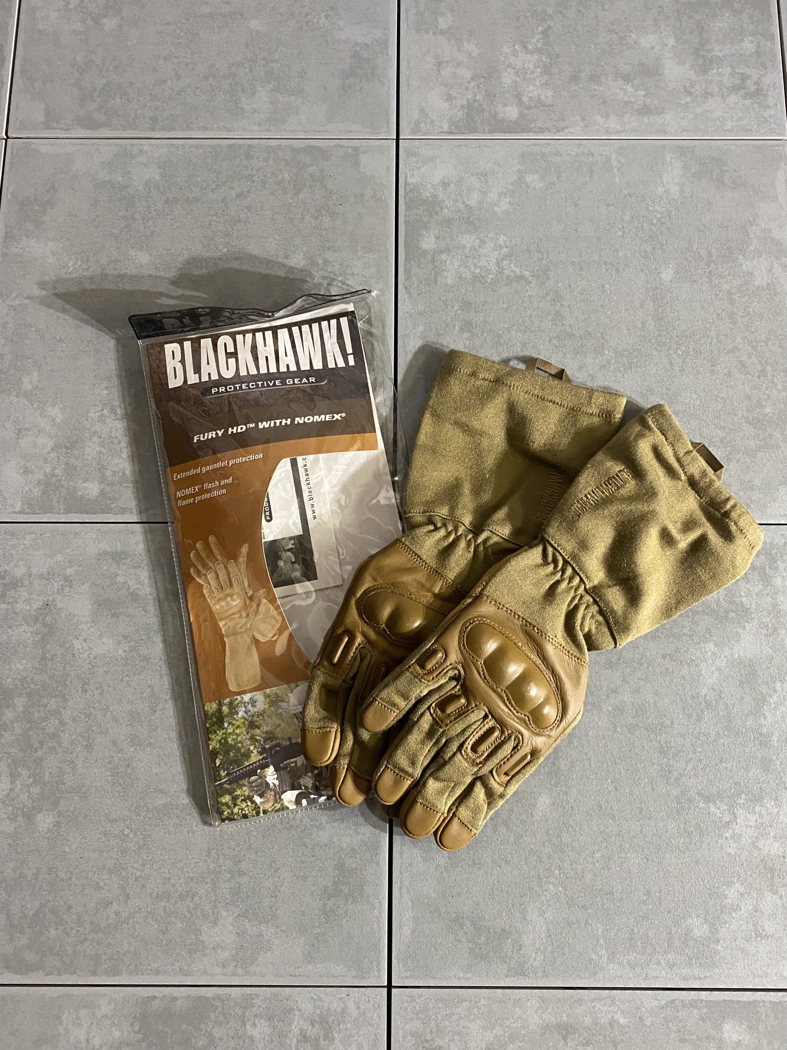 BLACKHAWK

【BLACKHAWK】Fury HD with Nomex Gloves

【カラー】コヨーテ

【サイズ】XL
人差し指：約8cm

NOMEXを搭載した人気のタクティカルグローブ。

より頑丈にできたグローブです。

火炎およびフラッシュ保護、強化された指先、武器のスライドによる 
NOMEXの摩耗を防ぐための革製クレードル補強など
多くの機能を兼ね備えています。

手首のナイロンループは着用のスムーズさや
カラビナなどに取り付けも可能です。

ケースも付属で付いております。

※画像の程度とは若干異なる場合がございますので予めご了承下さい。
(キズ、へこみ、汚れ、穴あき、ほつれ、文字書入れ(名前、ナンバー)など

