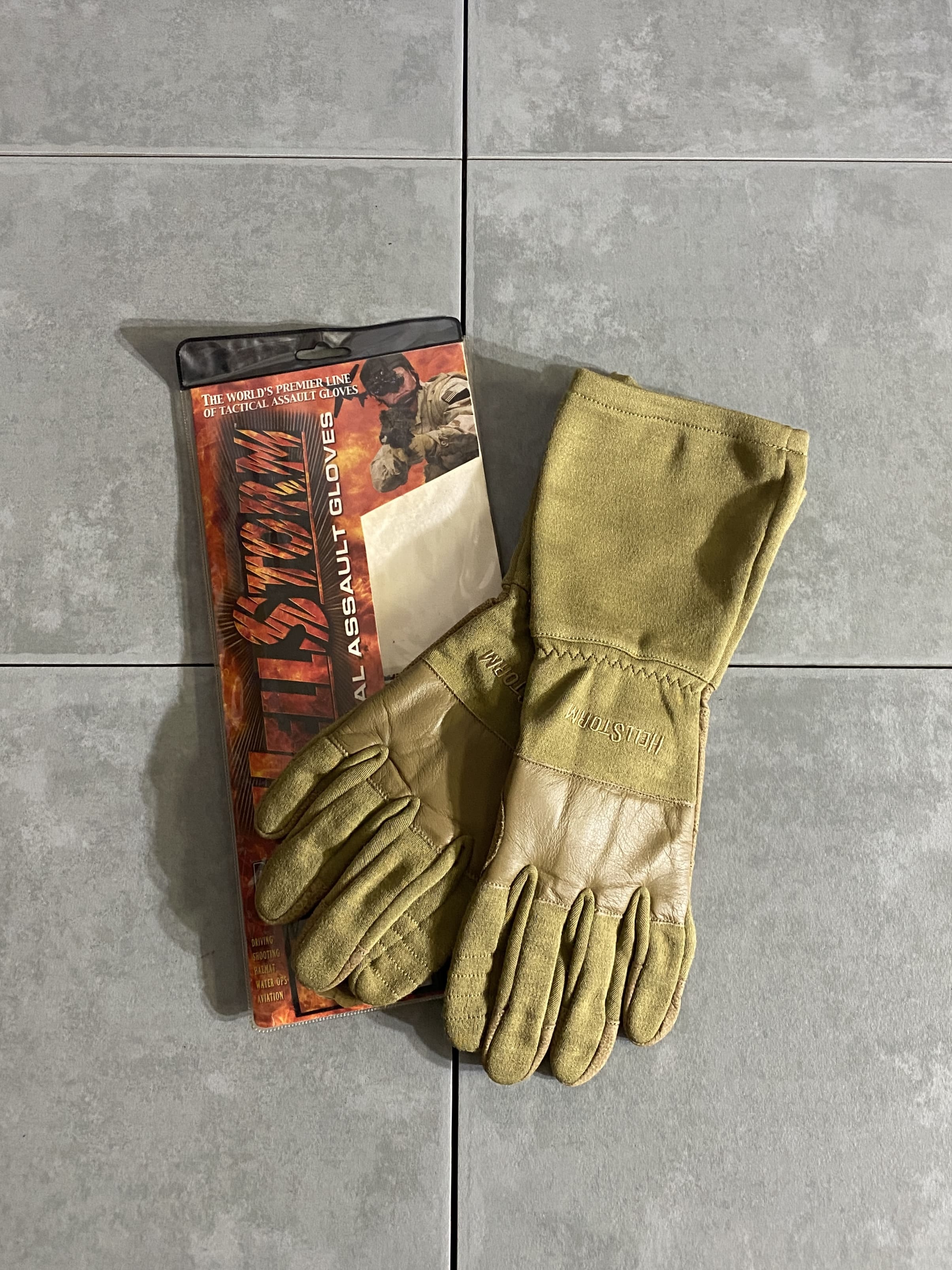 BLACKHAWK

【BLACKHAWK】HELLSTORM FURY TACTICAL ASSAULT GLOVES

【カラー】コヨーテ

【サイズ】XL
人差し指：約8cm

レザーとNOMEXを使用し、軽量かつ耐久性に優れた
オールマイティーなグローブです。

柔らかい生地感でストレスなく着用できます。

※画像の程度とは若干異なる場合がございますので予めご了承下さい。
(キズ、へこみ、汚れ、穴あき、ほつれ、文字書入れ(名前、ナンバー)など
