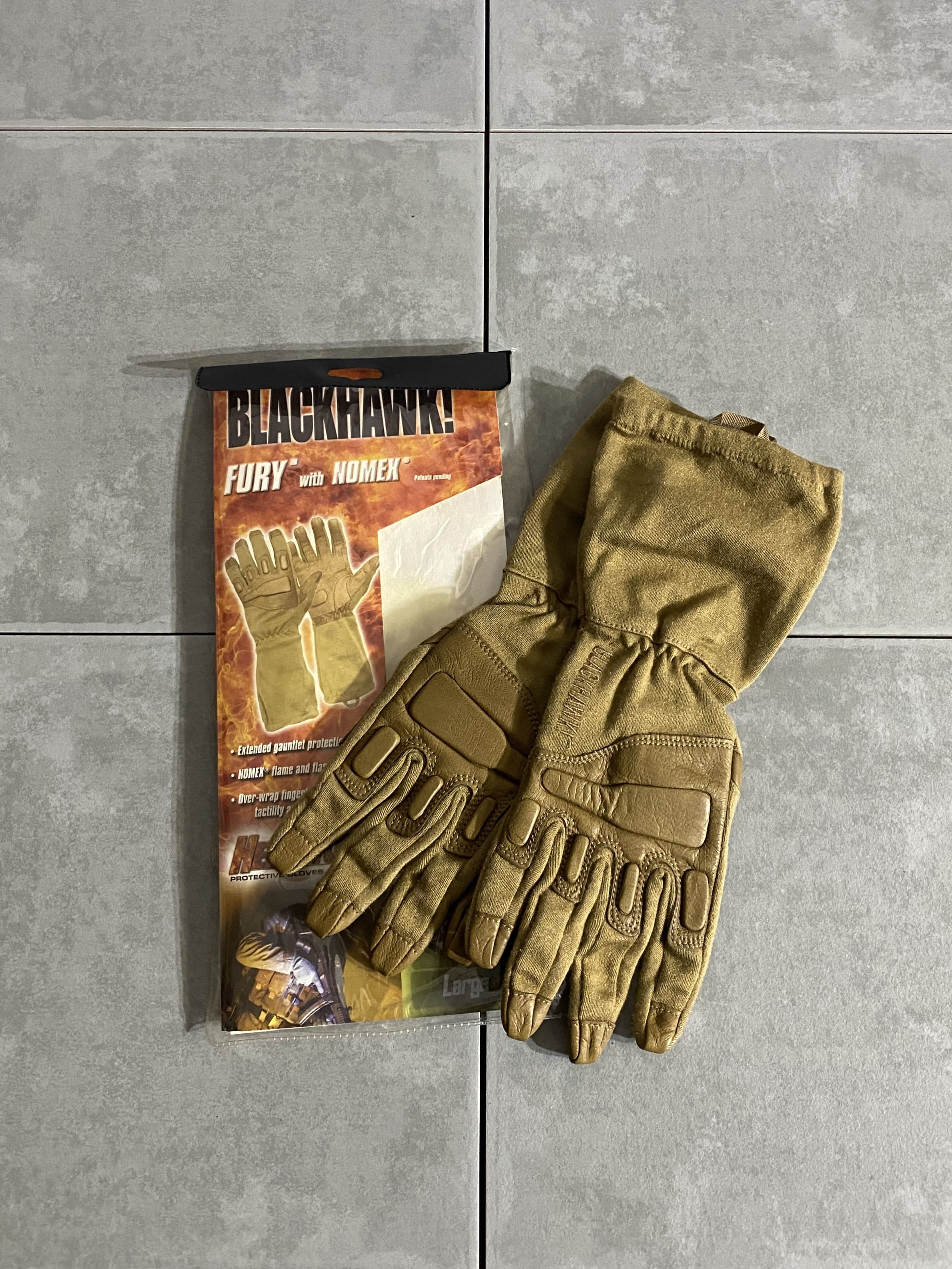 BLACKHAWK

【BLACKHAWK】HELLSTORM Fury with Nomex Gloves

【カラー】コヨーテ

【サイズ】L
人差し指：約8cm

レザーとNOMEXを使用し、軽量かつ耐久性に優れた
オールマイティーなグローブです。

柔らかい生地感でストレスなく着用できます。

※画像の程度とは若干異なる場合がございますので予めご了承下さい。
(キズ、へこみ、汚れ、穴あき、ほつれ、文字書入れ(名前、ナンバー)など
