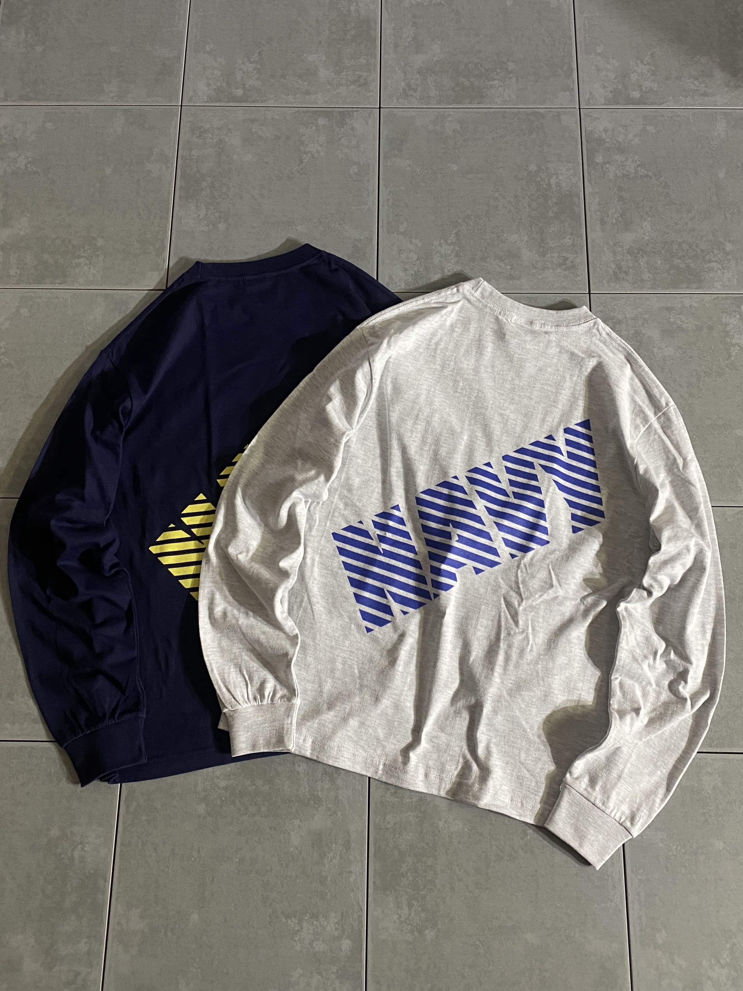 MIRIKAJI ORIGINAL WEAR 

U.S. NAVY SLASH L/S Tee

【カラー】ネイビー/アッシュ

【サイズ】S / M / L / XL
  S  着丈:約66cm 身幅:約51cm 肩幅:約46cm 袖丈:約60cm
  M 着丈:約70cm 身幅:約54cm 肩幅:約59cm 袖丈:約61cm
  L  着丈:約74cm 身幅:約57cm 肩幅:約52cm 袖丈:約62cm
XL 着丈:約78cm 身幅:約60cm 肩幅:約56cm 袖丈:約64cm

【素材】コットン100％

ミリカジオリジナルTシャツ。

デザインは、シンプルで定番ながらもバックに斜めのロゴを入れ、
少し崩れた遊びのあるミリタリーウェアに。

ボディーは、袖周りのシルエットをゆったりめに設計。

厚手でタフな生地に、リブも2.1インチでよりストリート感のある
雰囲気を演出しています。

今っぽいレイドバックなシルエットは、
きれいめなアーバンスタイルとしても、
クラシックなストリートスタイルとしても楽しめます。