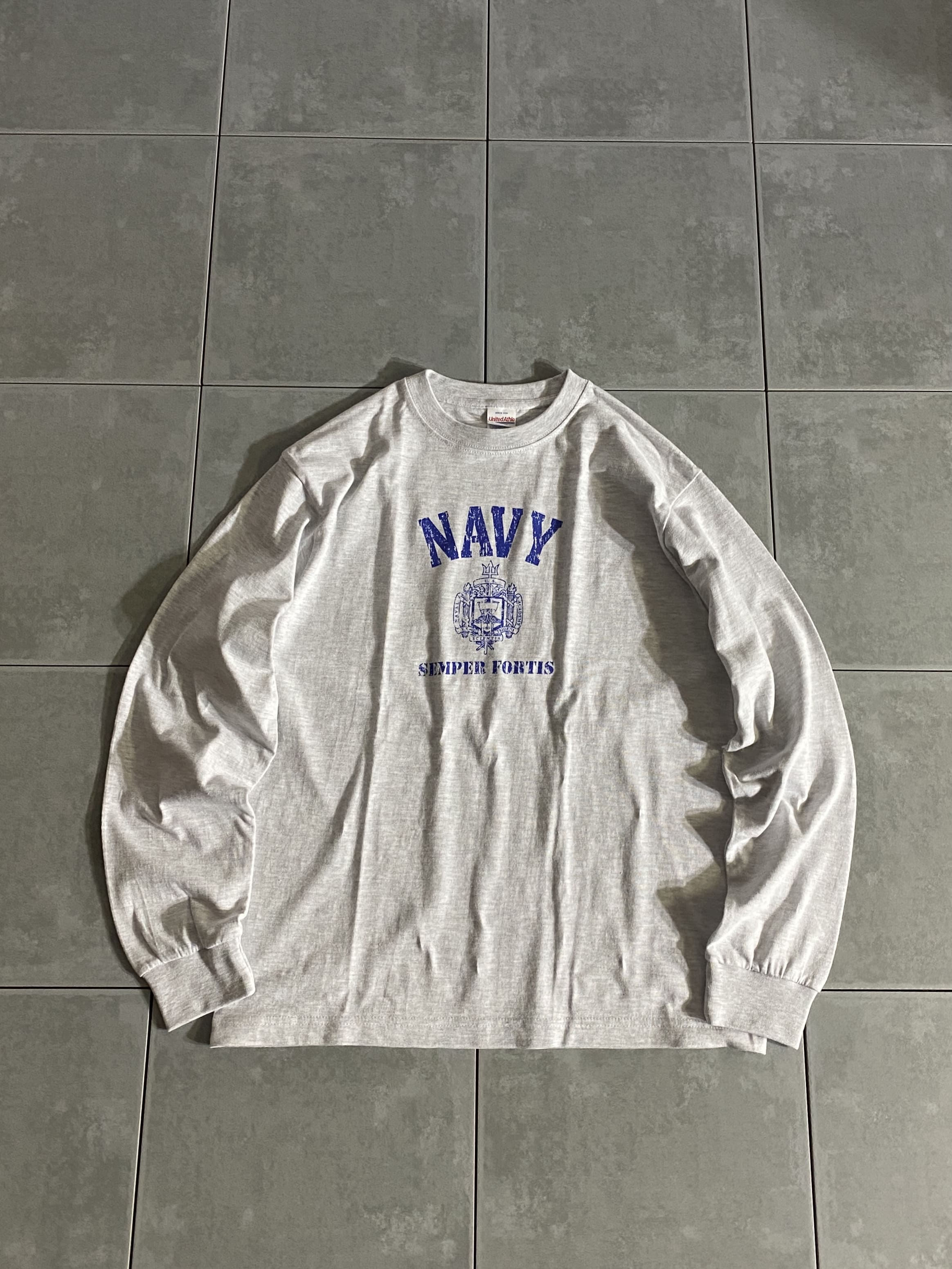 MIRIKAJI ORIGINAL WEAR

U.S.FORCES SERIES NAVY L/S Tee

【カラー】アッシュ

【サイズ】S / M / L / XL
  S  着丈:約66cm 身幅:約51cm 肩幅:約46cm 袖丈:約60cm
  M 着丈:約70cm 身幅:約54cm 肩幅:約59cm 袖丈:約61cm
  L  着丈:約74cm 身幅:約57cm 肩幅:約52cm 袖丈:約62cm
XL 着丈:約78cm 身幅:約60cm 肩幅:約56cm 袖丈:約64cm

【素材】コットン100％

ミリタリーコーデには欠かせないシンプルロゴTシャツ。

US NAVAL ACADEMY 
アメリカ海軍及び海兵隊士官学校のデザインです。

ボディーは、袖周りのシルエットをゆったりめに設計。

厚手でタフな生地に、リブも2.1インチでよりストリート感のある
雰囲気を演出しています。

今っぽいレイドバックなシルエットは、
きれいめなアーバンスタイルとしても、
クラシックなストリートスタイルとしても楽しめます。