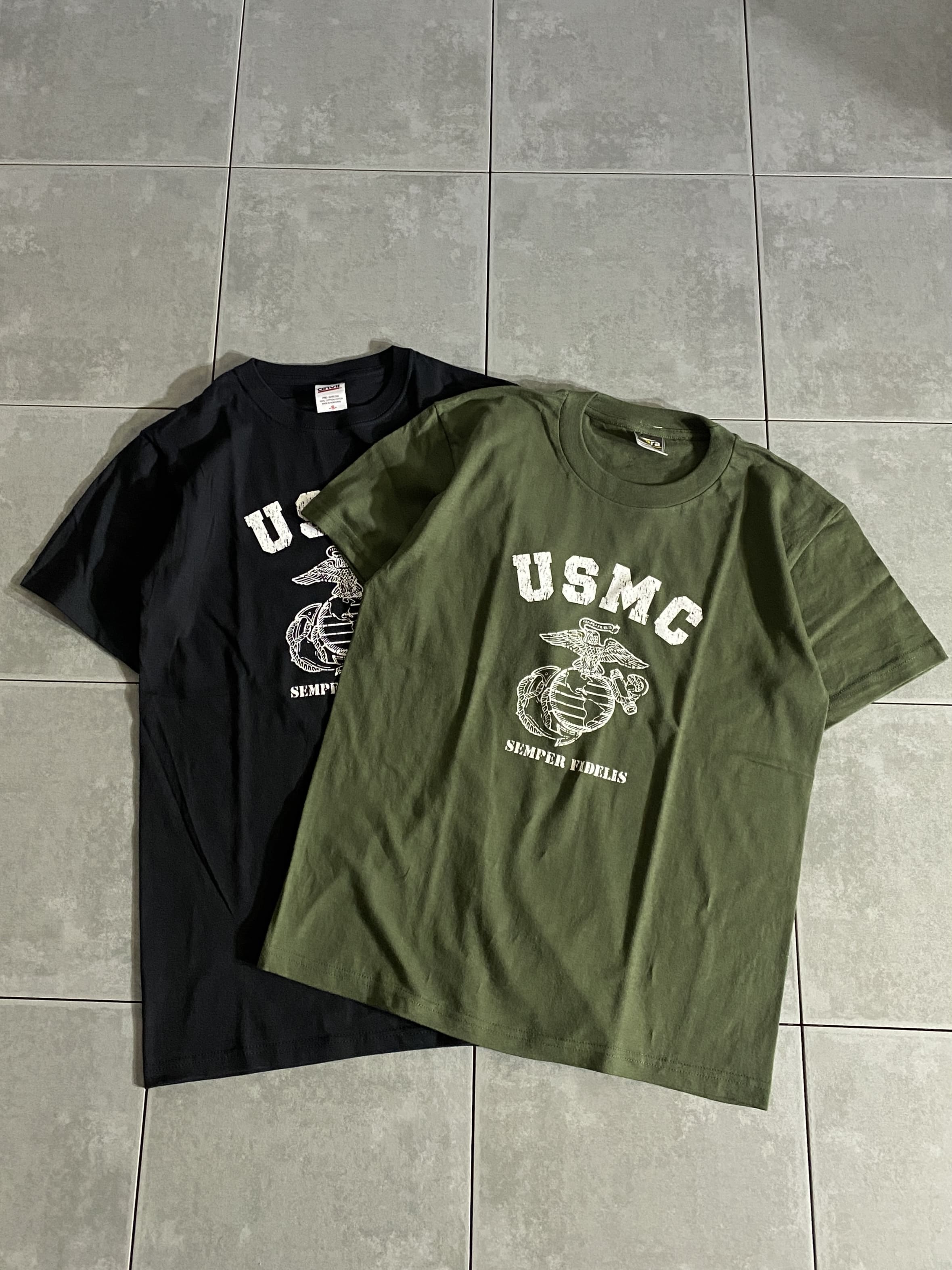 MIRIKAJI ORIGINAL WEAR 

U.S. FORCES SERIES USMC S/S Tee

【カラー】ブラック / OD

【サイズ】
【ブラック】S / XL / XXL　【OD】S

【ブラック】
  S   着丈:約63cm 身幅:約45cm 肩幅:約43cm 袖丈:約20cm
XL   着丈:約74cm 身幅:約59cm 肩幅:約55cm 袖丈:約22cm
XXL 着丈:約78cm 身幅:約64cm 肩幅:約60cm 袖丈:約22.5cm

【OD】
  S   着丈:約62cm 身幅:約52cm 肩幅:約44cm 袖丈:約19cm

【素材】コットン100％

ミリタリーコーデには欠かせないシンプルロゴTシャツ。

定番のUSMCロゴをプリントした一枚。

ボディーは、現在はすでに廃盤となっている
anvilのヘビーウェイトＴシャツと
T-eraのODカラーTシャツ。

良質なコットンを使用し、肌触りが良く柔らかい生地感です。

様々なシーンで楽しめ、
ミリタリー好きは一着は持っておきたいアイテムです。

※ブラックとODでボディーが異なります。