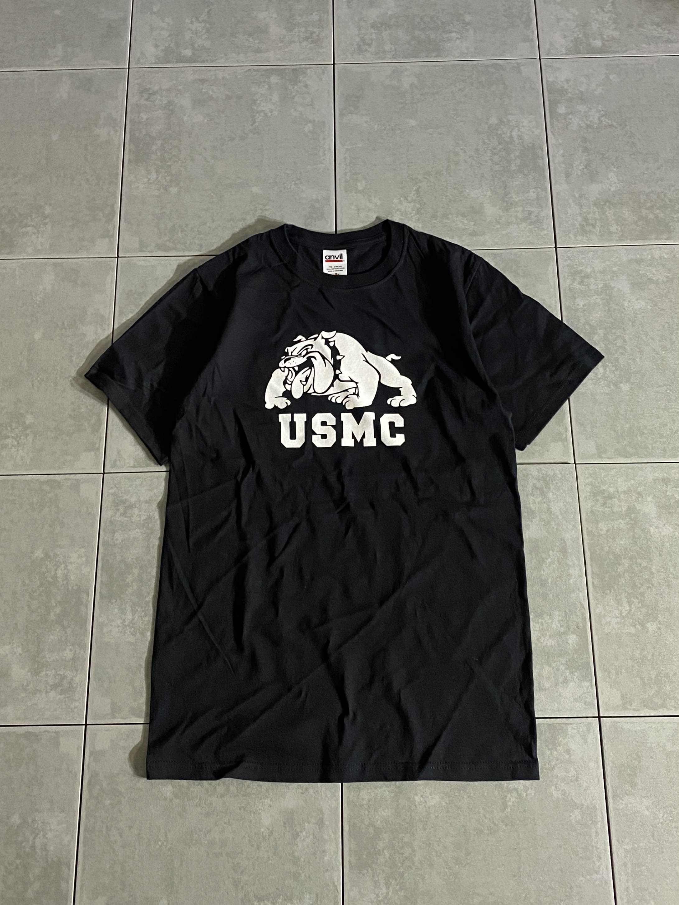 MIRIKAJI ORIGINAL WEAR 

USMC BULLDOG S/S Tee

【カラー】ブラック

【サイズ】S / XL / XXL
  S   着丈:約63cm 身幅:約45cm 肩幅:約43cm 袖丈:約20cm
XL   着丈:約74cm 身幅:約59cm 肩幅:約55cm 袖丈:約22cm
XXL 着丈:約78cm 身幅:約64cm 肩幅:約60cm 袖丈:約22.5cm

【素材】コットン100％

USMCのマスコットキャラクター、ブルドッグを
プリントしシンプルながらもインパクトのある
デザインに仕上げたプリントTシャツ。

ボディーは、現在はすでに廃盤となっている
anvilのヘビーウェイトＴシャツ。

良質なコットンを使用し、肌触りが良く柔らかい生地感です。

様々なシーンで楽しめ、
ミリタリー好きは一着は持っておきたいアイテムです。

