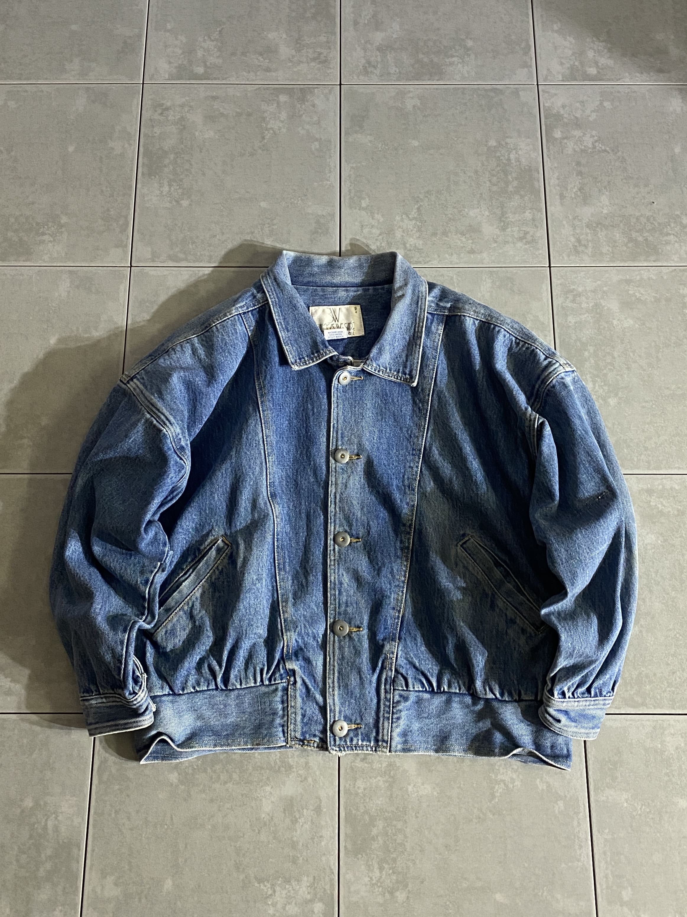 Bullocks Wilshire

【Bullocks Wilshire】Denim Jacket MADE IN USA

【カラー】ブルー

【サイズ】TWO
着丈：約61cm　身幅：約64cm　肩幅：約67cm　袖丈：約47cm

【素材】コットン100％

レディース用のデニムジャケット。

デイリーユースに着まわしやすいコットン素材で、
全体的に良い感じの色落ちです。

オーソドックスなスタイルで、
シンプルに合わせやすいアイテム。

トレンドに左右されず、コーディネートの幅を
広げてくれる一着です。

ゆったりとしたオーバーサイズなので、
小慣れた大人っぽさを演出できます。

※画像の程度とは若干異なる場合がございますので予めご了承下さい。
(キズ、へこみ、汚れ、穴あき、ほつれ、文字書入れ(名前、ナンバー)など