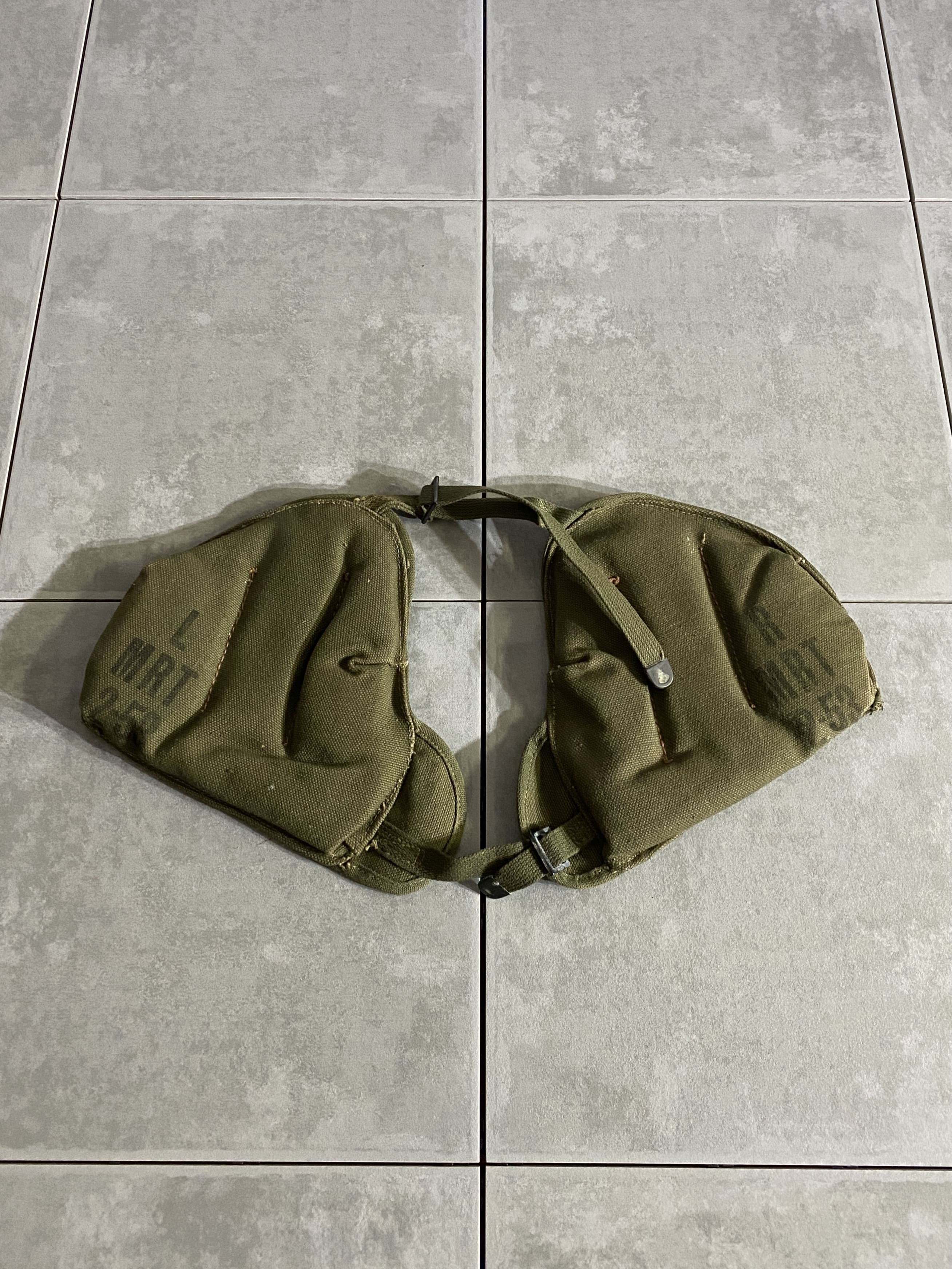 米軍放出品

Mortar Crew Shoulder Pads

【カラー】OD

【サイズ】片面約20×25cm

【素材】キャンバス

迫撃砲乗組員用の肩パット。

様々な乗組員が武器を扱う人員によって、
迫撃砲、プレート、三脚、ボポッドなどの
重いコンポーネントを運ぶために使用されます。

かなり珍しいアイテムです。

コレクションなどにいかがでしょうか。

※画像の程度とは若干異なる場合がございますので予めご了承下さい。
(キズ、へこみ、汚れ、穴あき、ほつれ、文字書入れ(名前、ナンバー)など