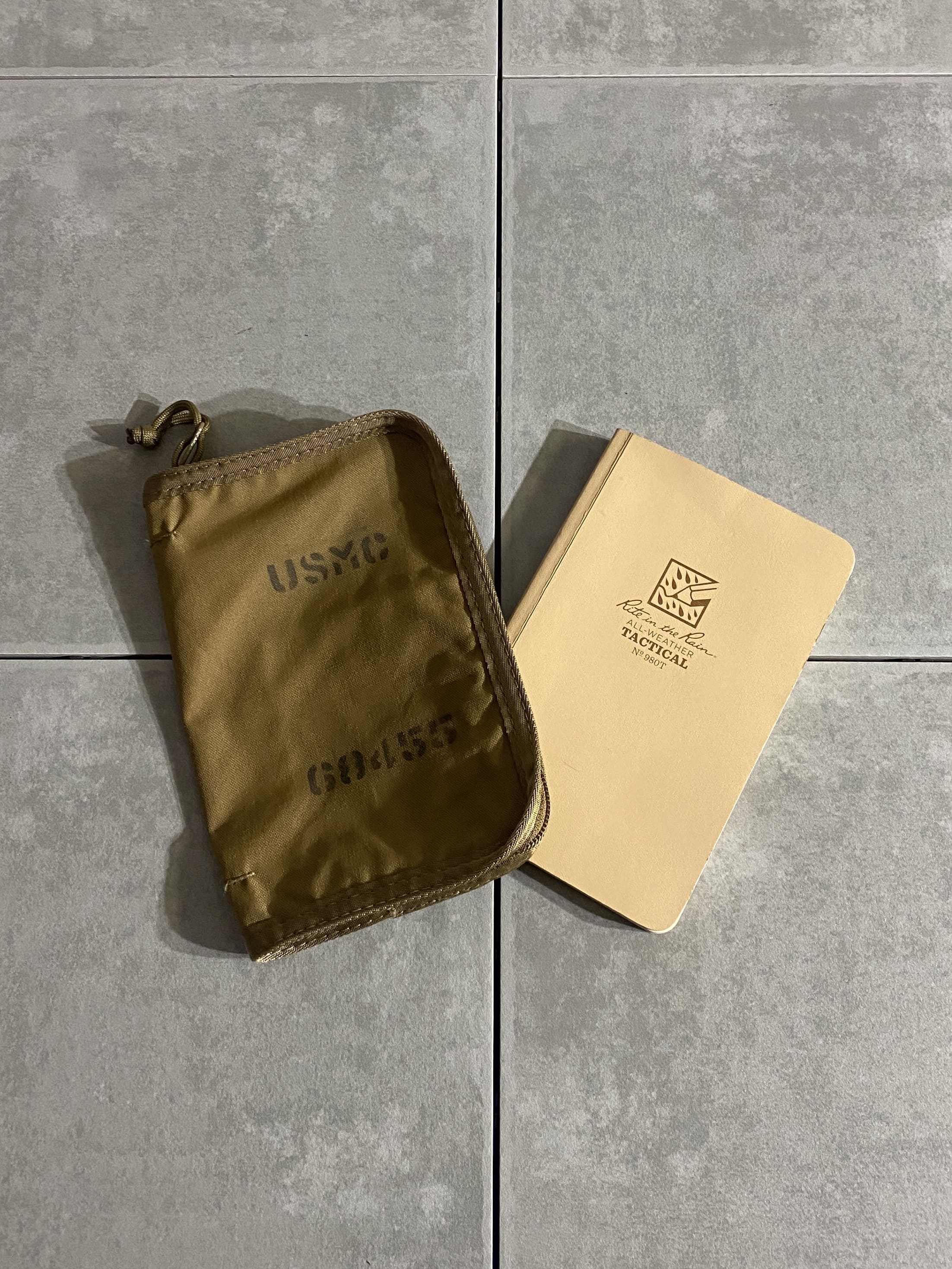 米軍放出品

【Rite in the Rain】All Weather Notebook

【カラー】コヨーテ

【サイズ】約21×14cm

米軍で実際に使用されている
タクティカルノートブック、カバーのセットです。

数枚使用されていますが、まだまだお使いいただけます。

ペンは付いておりませんので予めご了承ください。

※画像の程度とは若干異なる場合がございますので予めご了承下さい。
(キズ、へこみ、汚れ、穴あき、ほつれ、文字書入れ(名前、ナンバー)など