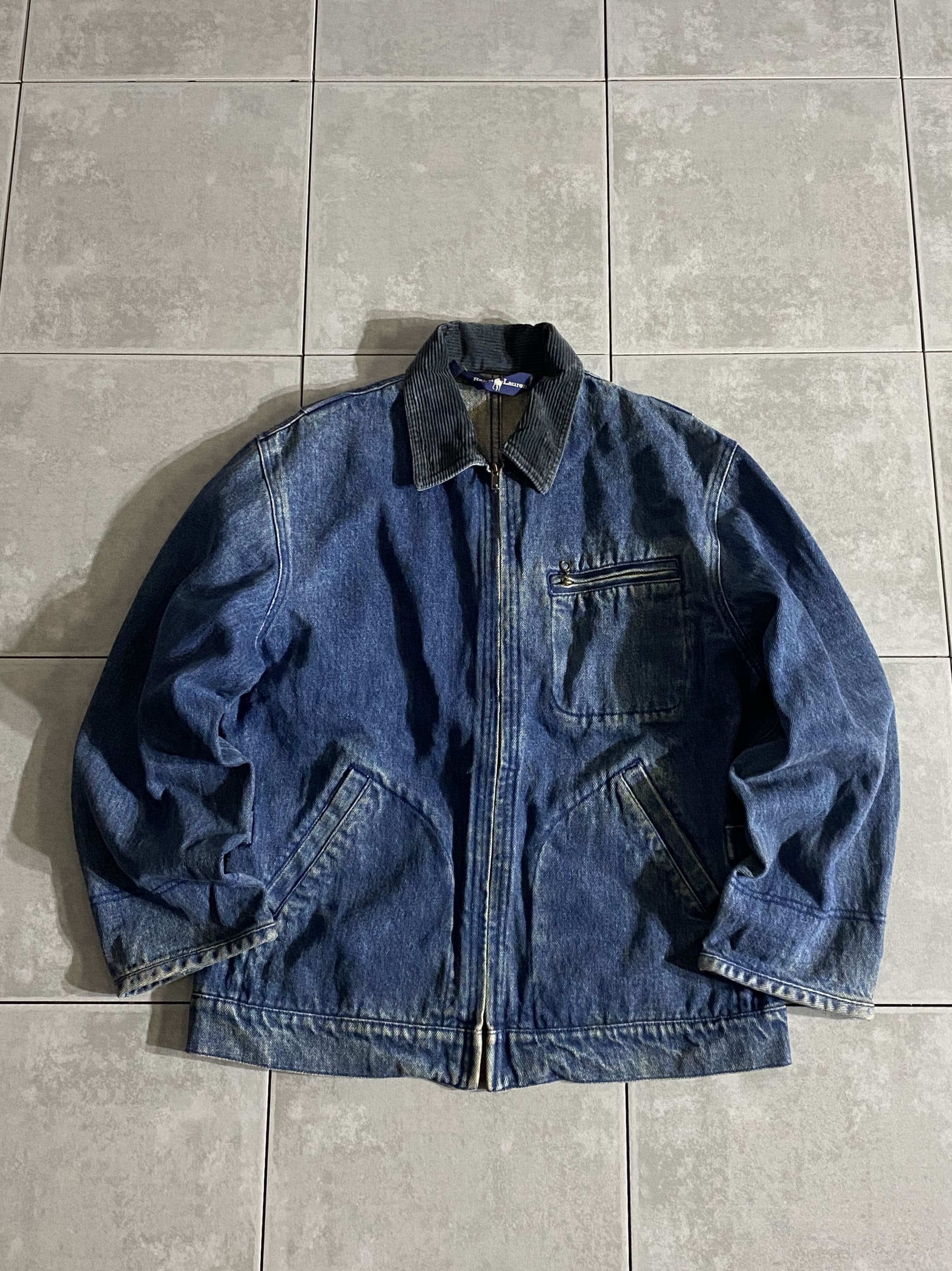 Polo by Ralph Lauren

【Polo by Ralph Lauren】90s Denim Jacket Lee 91-B

【カラー】ブルー

【サイズ】S
着丈：約60cm　身幅：約55cm　肩幅：約47cm　袖丈：約53cm

【素材】コットン100％

Polo by Ralph Laurenのデニムジャケット。

Leeの名作、91-Bのデザインを踏襲したジャケットです。

胸の斜めポケットにパチポケスタイル。

全体的に雰囲気の良い色落ちで、
真夏を除くオールシーズンで活躍するアイテムです。

女性の方も着用できるサイズ感ですので、
ゆったりコーデなどにもオススメです。

※画像の程度とは若干異なる場合がございますので予めご了承下さい。
(キズ、へこみ、汚れ、穴あき、ほつれ、文字書入れ(名前、ナンバー)など

