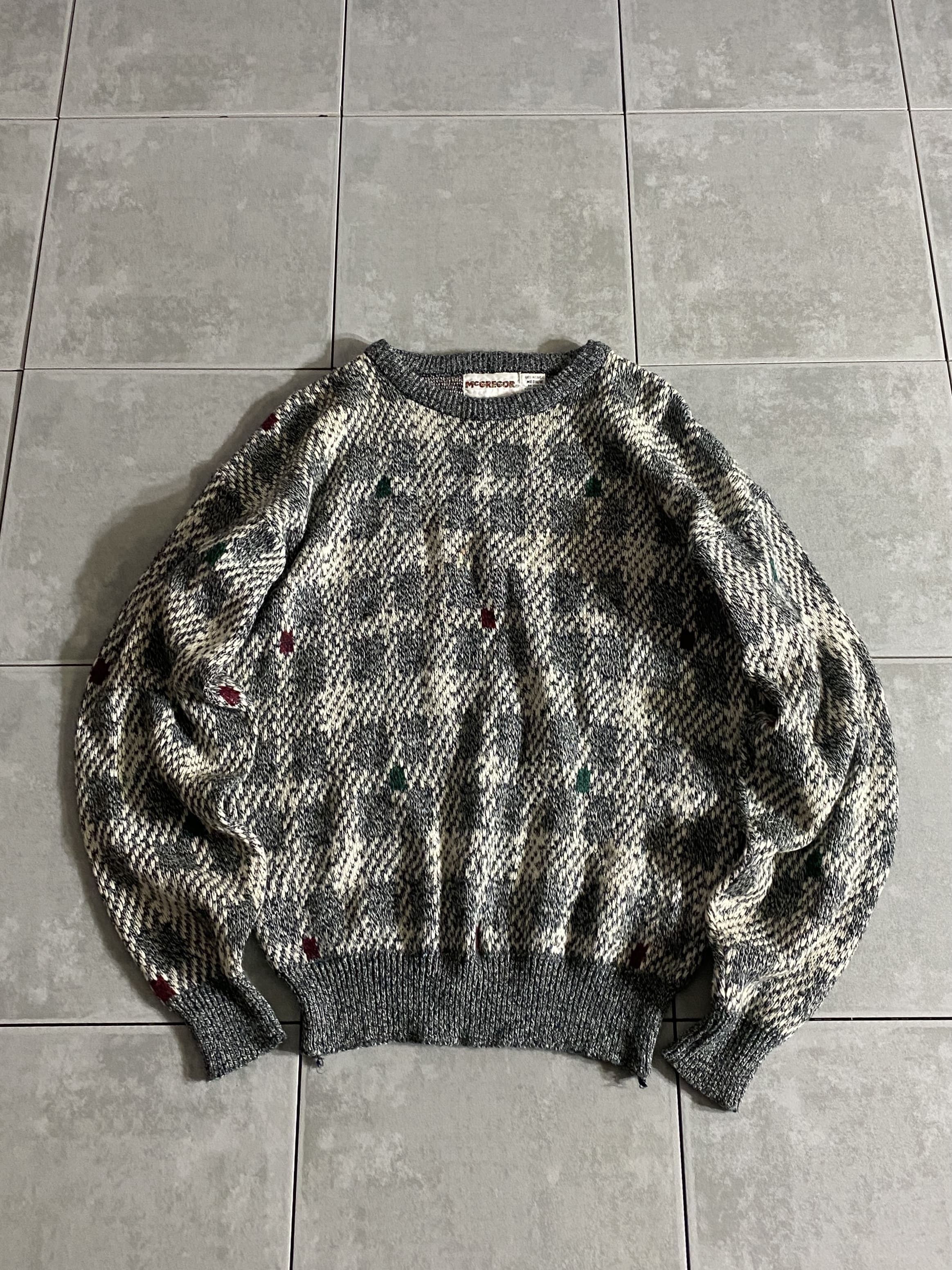 McGREGOR

【McGREGOR】90s Acrylic Knit Sweater

【カラー】グレー

【サイズ】M
着丈：約60cm　身幅：約50cm　肩幅：約57cm　袖丈：約58cm

【素材】アクリル100％

McGREGORのアクリルニット。

落ち着いた色味で、派手すぎず着回しやすい1着。

他とは被りにくい古着ならではのデザインで、
差別化したい方にオススメです。

アクリル素材なので、ウールが苦手な方にも
楽しんでお使いいただけます。

※フロント中央部、ほんの少しシミがございます。

※画像の程度とは若干異なる場合がございますので予めご了承下さい。
(キズ、へこみ、汚れ、穴あき、ほつれ、文字書入れ(名前、ナンバー)など