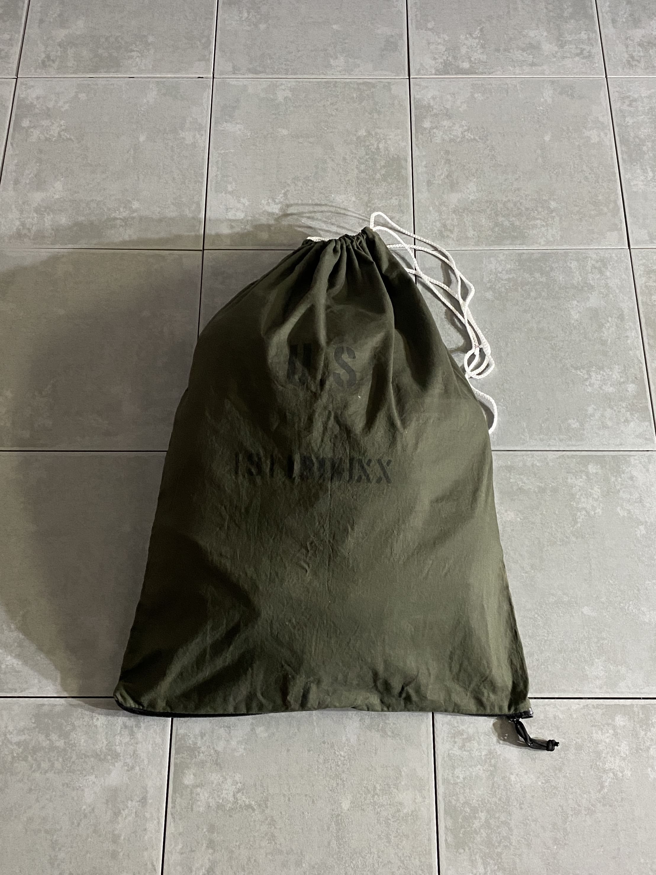 ランドリーバッグ

US Laundry bag

【カラー】OD

【サイズ】約68×49cm

衣類や物資運搬用として使用されるランドリーバッグ。

フロントにUSのステンシルが施されたミリタリーらしい
シンプルで無駄の無いデザイン。

上部左右のストラップを絞ったり緩めて開閉します。

下部にはジッパーが付いており、
洗濯機や洗濯カゴに入れる際、一度で簡単に
洗濯物を取り出せるので非常に便利です。

旅行などにオススメのアイテムです。

※画像の程度とは若干異なる場合がございますので予めご了承下さい。
(キズ、へこみ、汚れ、穴あき、ほつれ、文字書入れ(名前、ナンバー)など