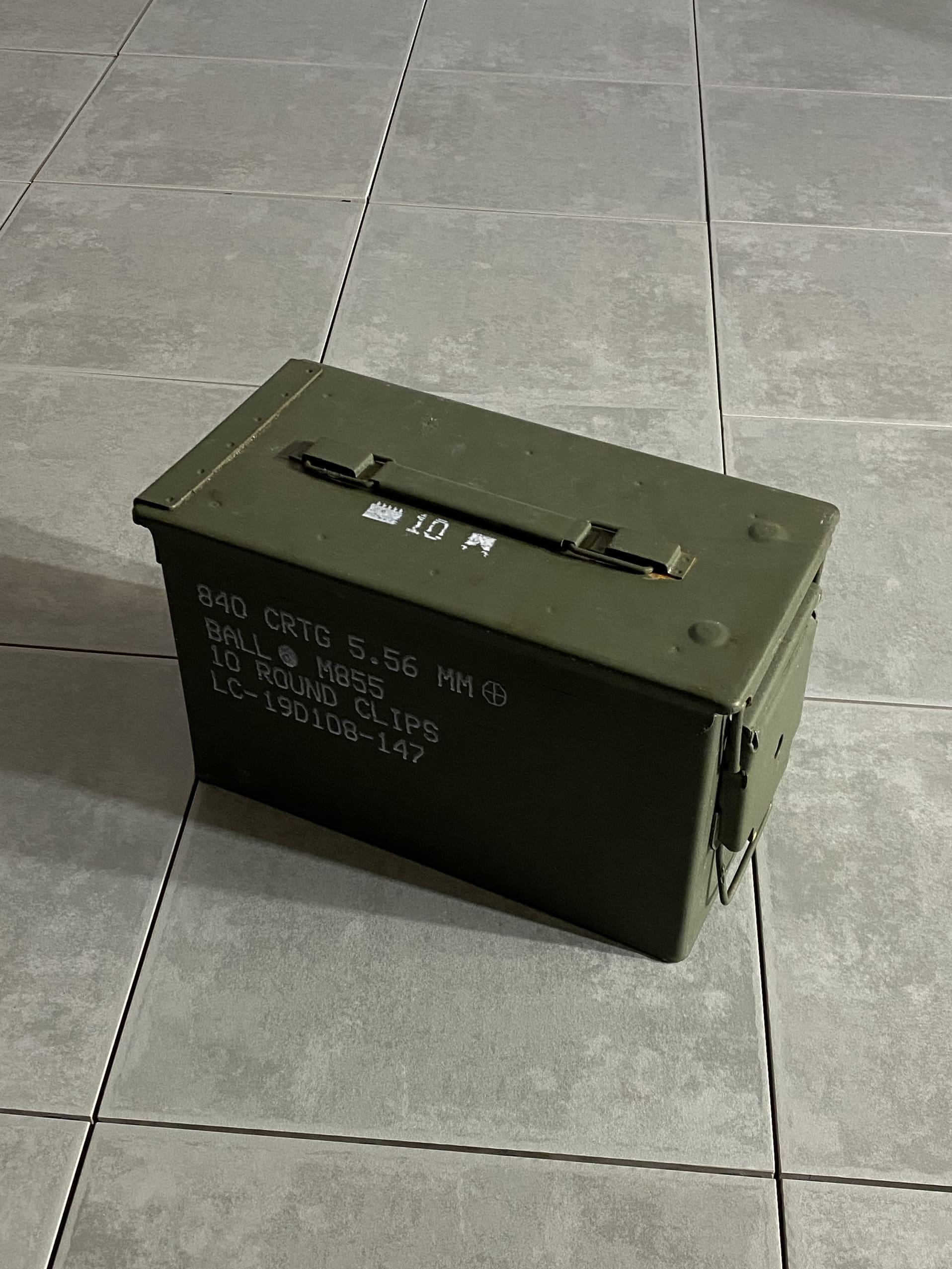 米軍放出品

AMMO BOX 弾薬箱

【カラー】OD

【サイズ】約15×30×18cm

弾薬を入れる鉄製の弾薬箱。

工具箱やキャンプ、ガレージやショップなど、
使い方次第で雰囲気UPです。

コレクションとしていかがでしょうか。

※画像の程度とは若干異なる場合がございますので予めご了承下さい。
(キズ、へこみ、汚れ、穴あき、ほつれ、文字書入れ(名前、ナンバー)など