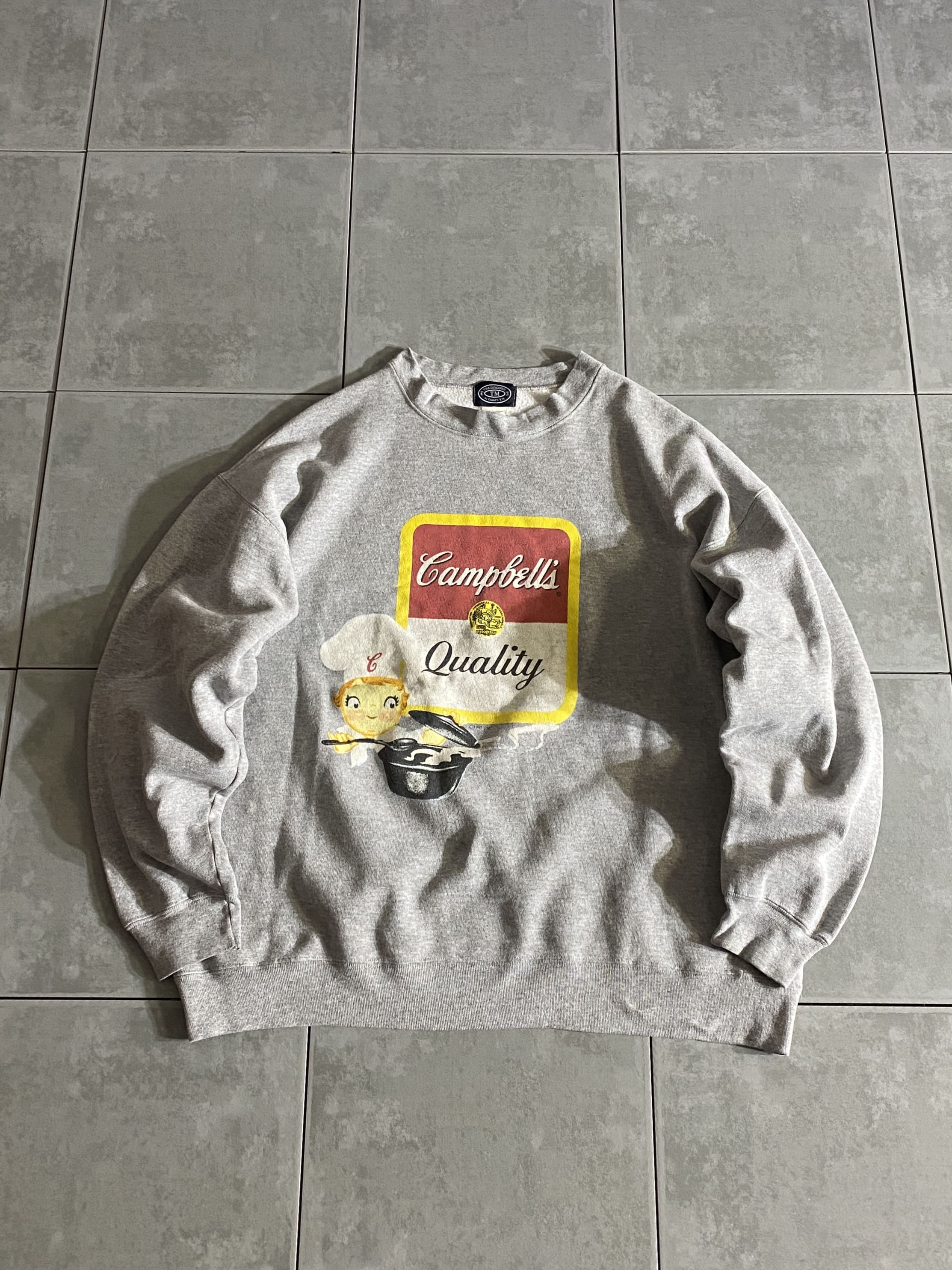 EAGLES EYE

【EAGLES EYE】Campbells Soup Sweatshirt

【カラー】グレー

【サイズ】L
着丈：約61cm　身幅：約60cm　肩幅：約59cm　袖丈：約51cm

【素材】コットン50％　ポリエステル50％

アメリカの超有名なキャンベルスープのスウェットシャツ。

スウェットの中でも使いやすいグレーボディーに
可愛らしいデザイン。

コーディネートのアクセントにぴったりで、
1枚でバシッと決めてくれる1着です。

ポップなデザインで、様々なグッズに使われている
人気のアイテムです。

※画像の程度とは若干異なる場合がございますので予めご了承下さい。
(キズ、へこみ、汚れ、穴あき、ほつれ、文字書入れ(名前、ナンバー)など


