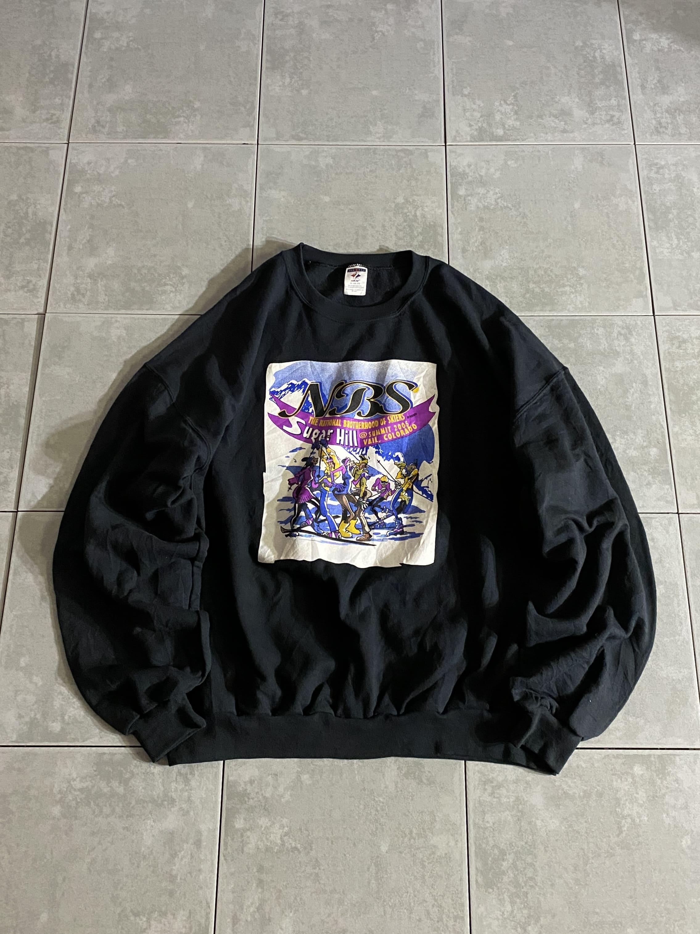 JERZEES

【JERZEES】90s NBS Sweatshirt

【カラー】ブラック

【サイズ】2XG
着丈：約67cm　身幅：約70cm　肩幅：約72cm　袖丈：約58cm

【素材】コットン50%　ポリエステル50％

JERZEESのスウェットシャツ。

フロントにはNBSのプリント。

アフリカ系アメリカ人のスキーヤーの組織化とサポートに
重点を置いた非営利団体。

アメリカ内の黒人が多数を占めるスキー クラブ
数十で構成されています。

スウェットの配色も良い感じです。

※画像の程度とは若干異なる場合がございますので予めご了承下さい。
(キズ、へこみ、汚れ、穴あき、ほつれ、文字書入れ(名前、ナンバー)など
