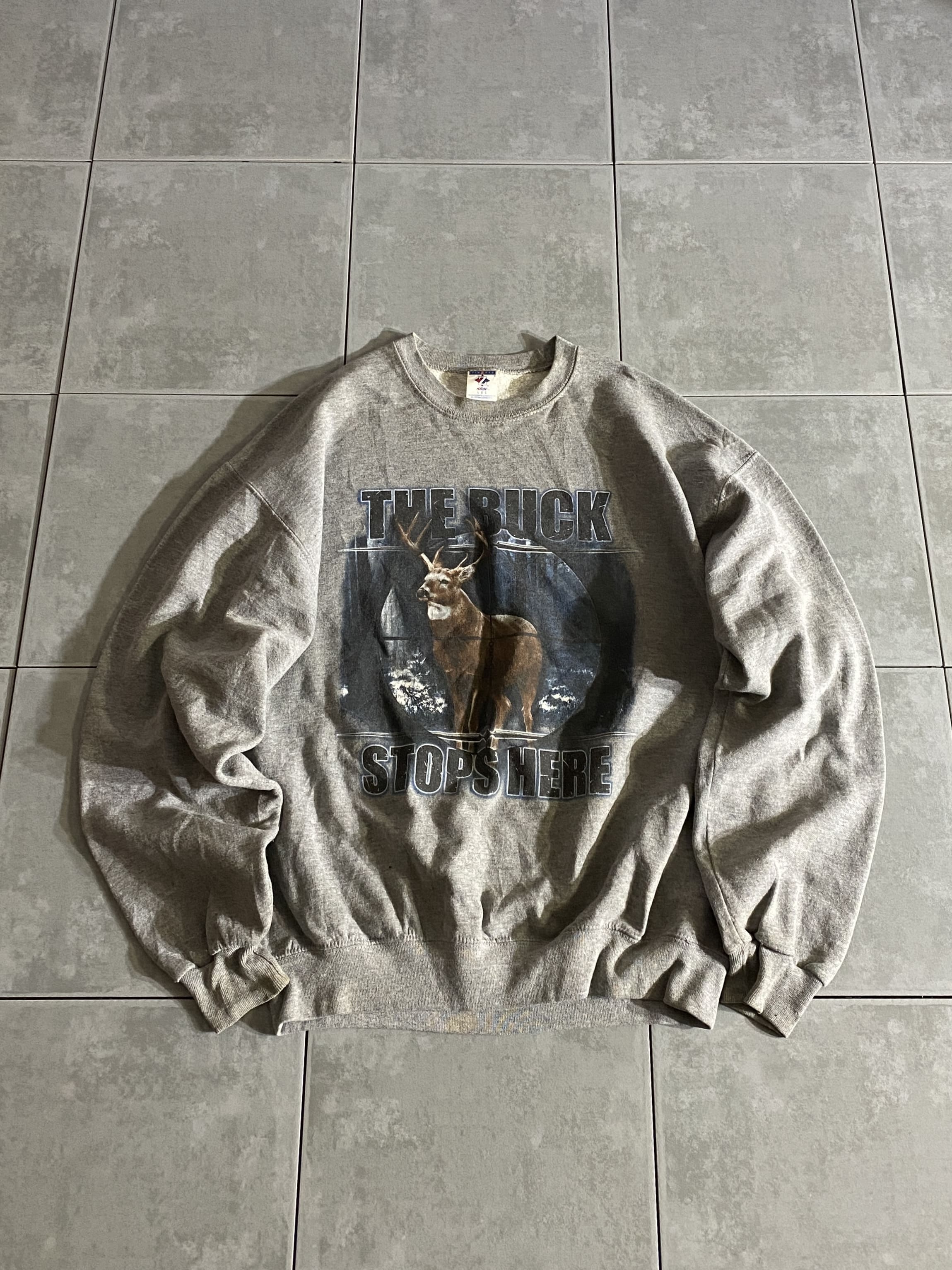 JERZEES

【JERZEES】90s THE BUCK STOPS HERE Sweatshirt

【カラー】グレー

【サイズ】L
着丈：約66cm　身幅：約59cm　肩幅：約60cm　袖丈：約59cm

【素材】ポリエステル55％　コットン45％

JERZEESのアニマルプリントスウェットシャツ。

フロントにオジロジカと、
「THE BUCK STOPS HERE」責任は私がとる。と
書かれたプリント。

古着では割と見かけるアイテムかと思います。

所々、小さな汚れがございますが
まだまだ楽しんでお使いいただけます。

※画像の程度とは若干異なる場合がございますので予めご了承下さい。
(キズ、へこみ、汚れ、穴あき、ほつれ、文字書入れ(名前、ナンバー)など
