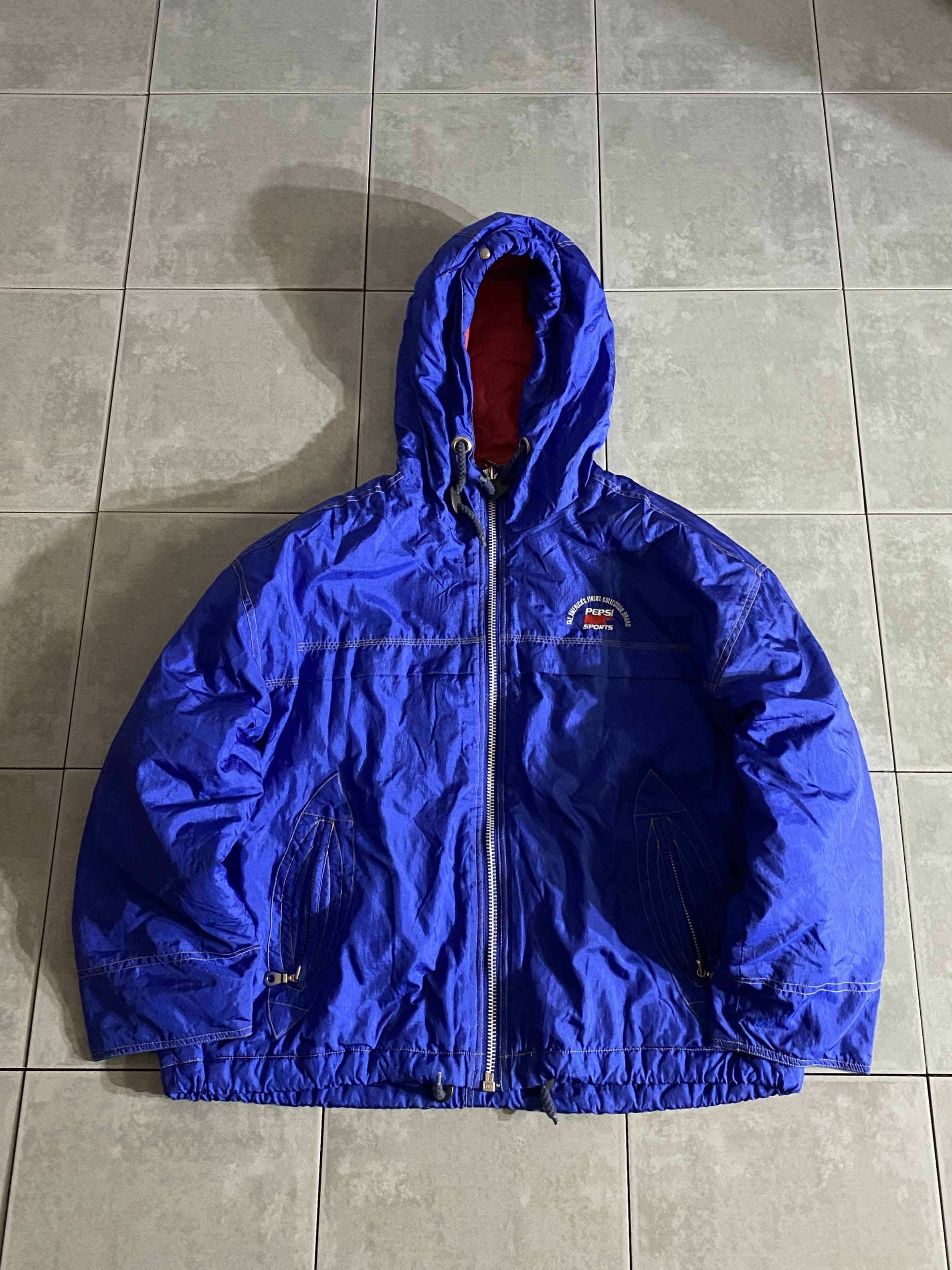 PEPSI

PEPSI SPORTS Nylon Parka

【カラー】ブルー

【サイズ】M
着丈：約67cm　身幅：約72cm　肩幅：約64cm　袖丈：約52cm

【素材】ナイロン100％

世界中で販売されているアメリカを代表する飲料メーカー、
ペプシコーラのナイロンパーカー。

ペプシのスポーツラインで、
恐らく販促用で販売されていた物かと思います。

企業モノでも特に人気の飲料メーカー。

中々お目にかかれない逸品です。

グッドコンディションなオススメの1着です。

※画像の程度とは若干異なる場合がございますので予めご了承下さい。
(キズ、へこみ、汚れ、穴あき、ほつれ、文字書入れ(名前、ナンバー)など
