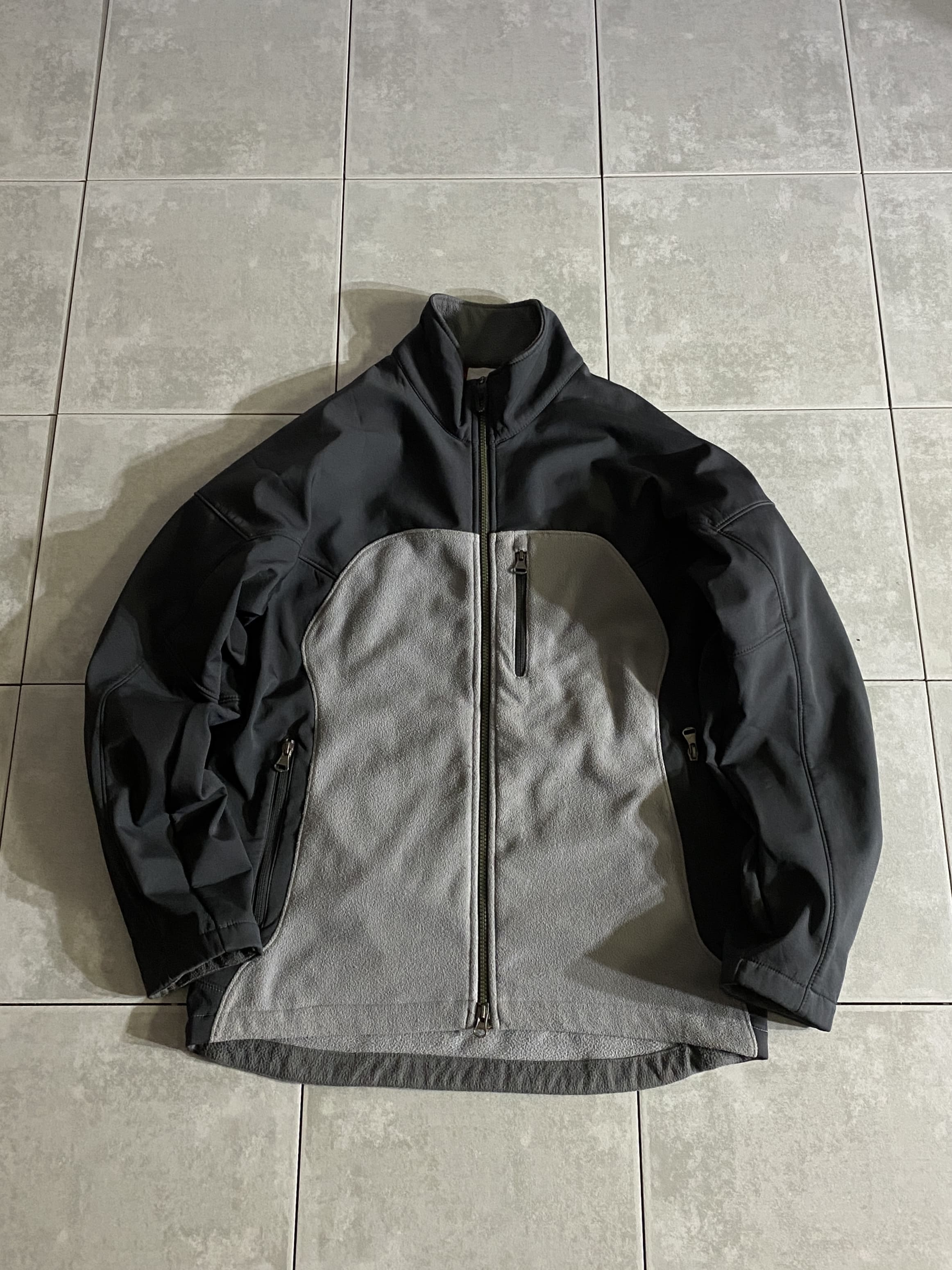 NIKE

【NIKE】Track Jacket

【カラー】ブラック/グレー

【サイズ】S
着丈：約73cm　身幅：約55cm　肩幅：約66cm　袖丈：約52cm

【素材】ポリエステル100％

NIKEのトラックジャケット。

ポリエステル100％のフリース素材。

首元、左肩にお馴染みのスウォッシュロゴを
ワンポイントで刺繍した無駄のないシンプルデザイン。

すっきりとしたスタイルで、
着る人を選ばないオススメのアイテムです。

※画像の程度とは若干異なる場合がございますので予めご了承下さい。
(キズ、へこみ、汚れ、穴あき、ほつれ、文字書入れ(名前、ナンバー)など