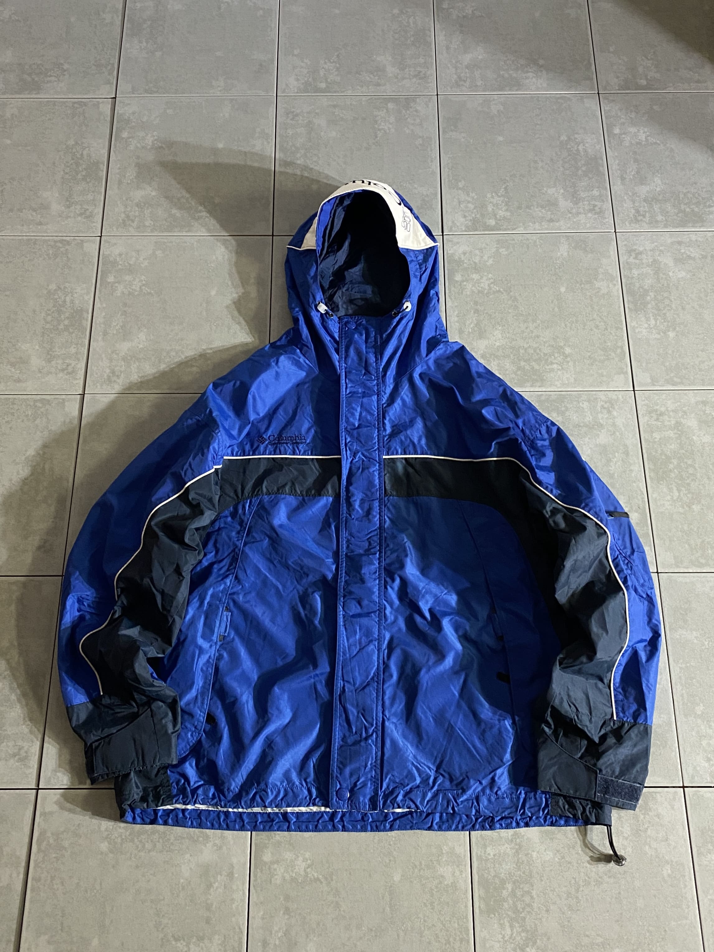 Columbia

【Columbia】Mountain Parka

【カラー】ブルー

【サイズ】XL
着丈：約76cm　身幅：約77cm　肩幅：約64cm　袖丈：約62cm

【素材】ナイロン100％

Columbiaのマウンテンパーカー。

機能性はもちろん、タウンユースに映える魅力的な1着。

ドローコードが付いている為、コーデに合わせてシルエットに
変化を付けられるのもポイント。

身幅にゆとりのあるマウンテンパーカーで、
冬はインナーにダウンやフリースを着込んで羽織ることができ、
防寒もバッチリ。

1着は持っておきたいアイテムです。

※画像の程度とは若干異なる場合がございますので予めご了承下さい。
(キズ、へこみ、汚れ、穴あき、ほつれ、文字書入れ(名前、ナンバー)など
