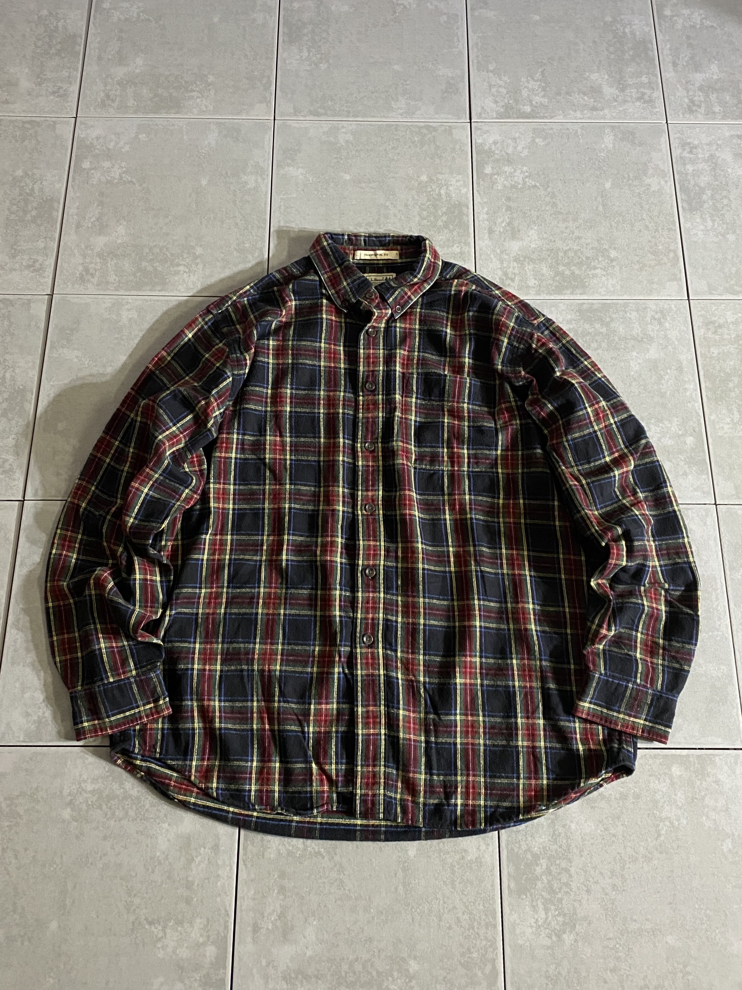 L.L.Bean

【L.L.Bean】Flannel Shirt

【サイズ】L-R
着丈：約78cm　身幅：約64cm　肩幅：約50cm　袖丈：約62cm

【素材】コットン100％

L.L.Beanのネルシャツ。

高配色チェックのアメカジ万能アイテム。

合わせやすいカラーリングで
一枚持っていれば色んな着回しができる1着です。

※画像の程度とは若干異なる場合がございますので予めご了承下さい。
(キズ、へこみ、汚れ、穴あき、ほつれ、文字書入れ(名前、ナンバー)など
