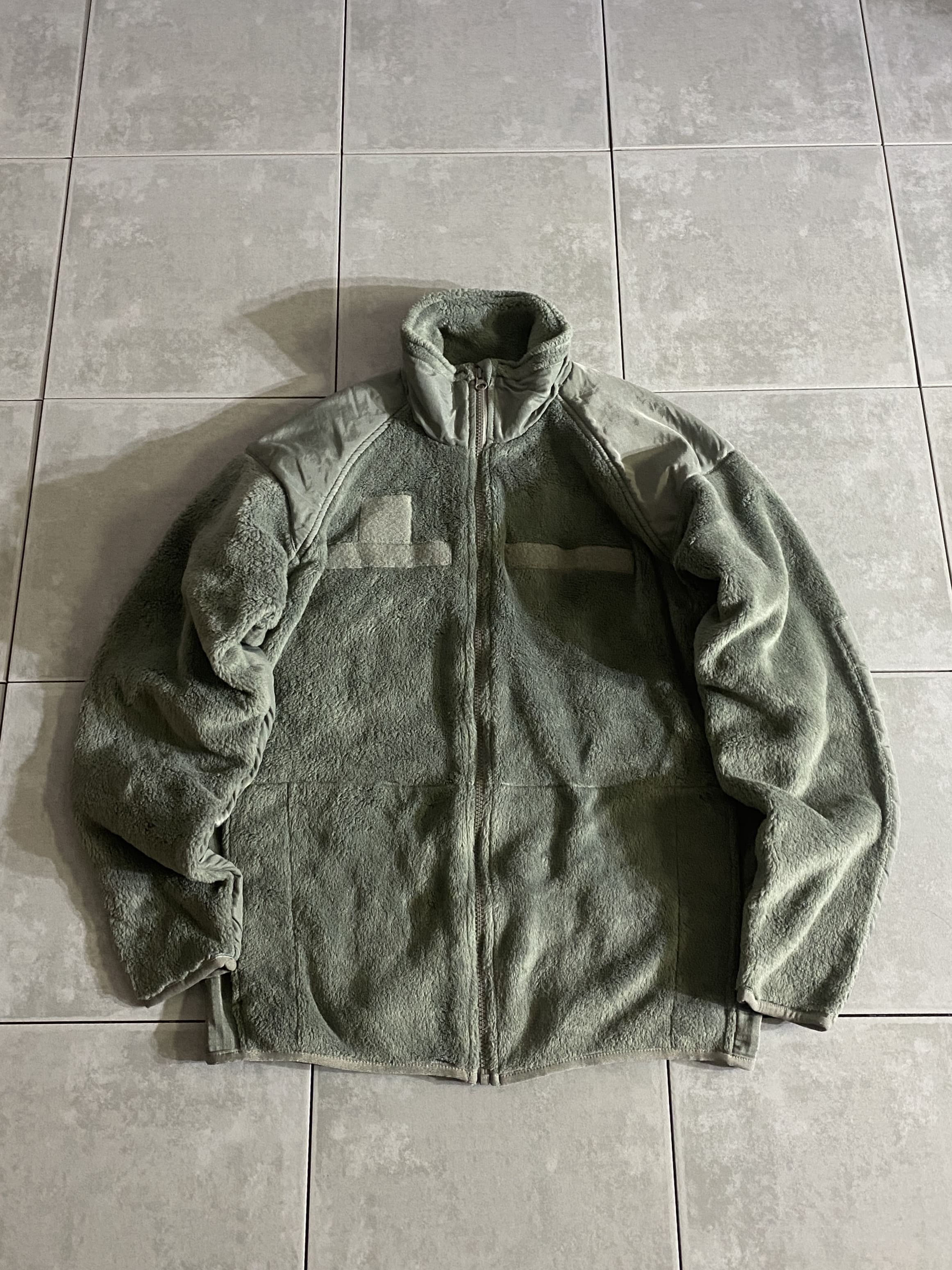 米軍放出品

ECWCS Gen3 POLARTEC FLEECE JACKET FOLIAGE USED FIRST QUALITY

【カラー】FOLIAGE

【サイズ】S-R / M-R / L-R / XL-R
  S-R　着丈:約66cm 身幅:約56cm 裄丈:約86cm
 M-R　着丈:約68cm 身幅:約60cm 裄丈:約86cm
  L-R　着丈:約70cm 身幅:約64cm 裄丈:約88cm
XL-R　着丈:約70cm 身幅:約68cm 裄丈:約88cm

【素材】ポリエステル100％ POLARTEC FLEECE

非常に人気が高く、世界的にも高騰傾向の米軍実物の
ECWCSシステムGEN 3フリースジャケット。

ECWCSは1986年に米軍が制式採用した
拡張式寒冷地被服システムと呼ばれるレイヤリングシステムです。

必要に応じ重ね着をする事で多様な気候、気温に
対処することが可能となっております。

使用されているPOLARTECは、軽量で通気性、保温性、耐久性、
速乾性に優れ、アウトドア衣料の素材に求められる全ての適性を
完璧に備えた高性能素材です。

ECWCSの中でも非常に人気の高いフリースは
仕入れが困難になってきている希少なアイテムです。

※画像の程度とは若干異なる場合がございますので予めご了承下さい。
(キズ、へこみ、汚れ、穴あき、ほつれ、文字書入れ(名前、ナンバー)など
