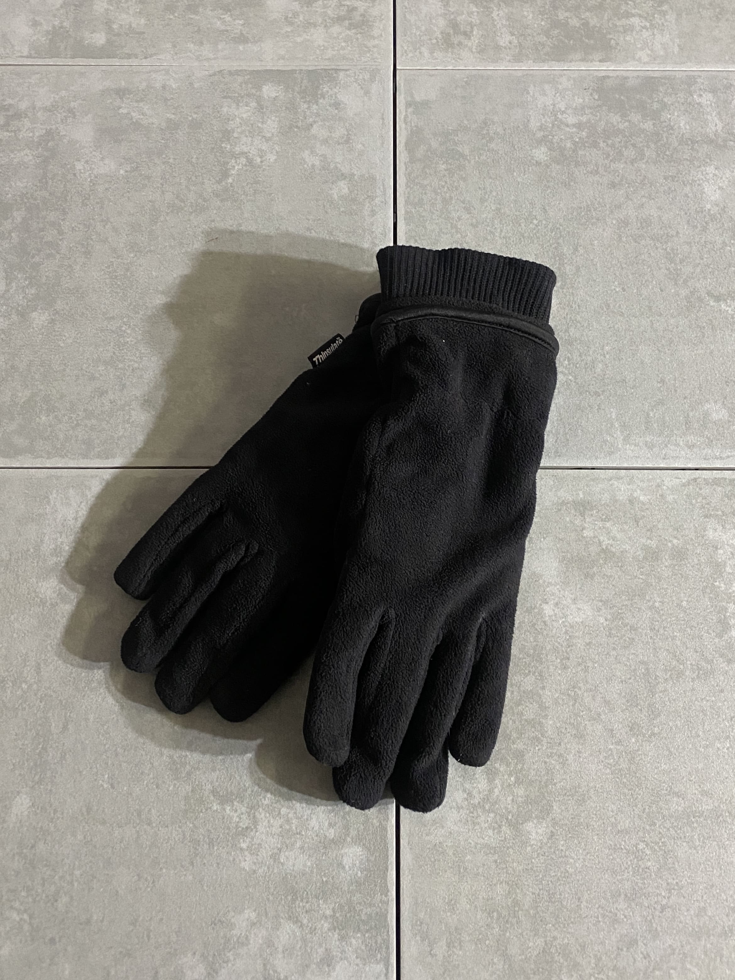 グローブ

Thinsulate Gloves

【カラー】ブラック

【サイズ】M/L
全長：約33cm　横幅：約10cm

【素材】ポリエステル

高機能中綿素材のブランド名、Thinsulate。

薄くて暖かいというコンセプトの下に
開発した ハイテクな素材で、さまざまな生活シーンに
幅広く対応しています。

手首までしっかり覆うことができ、熱を逃さず
寒い季節にぴったり。

バックル付きなので持ち運びも便利です。

※画像の程度とは若干異なる場合がございますので予めご了承下さい。
(キズ、へこみ、汚れ、穴あき、ほつれ、文字書入れ(名前、ナンバー)など