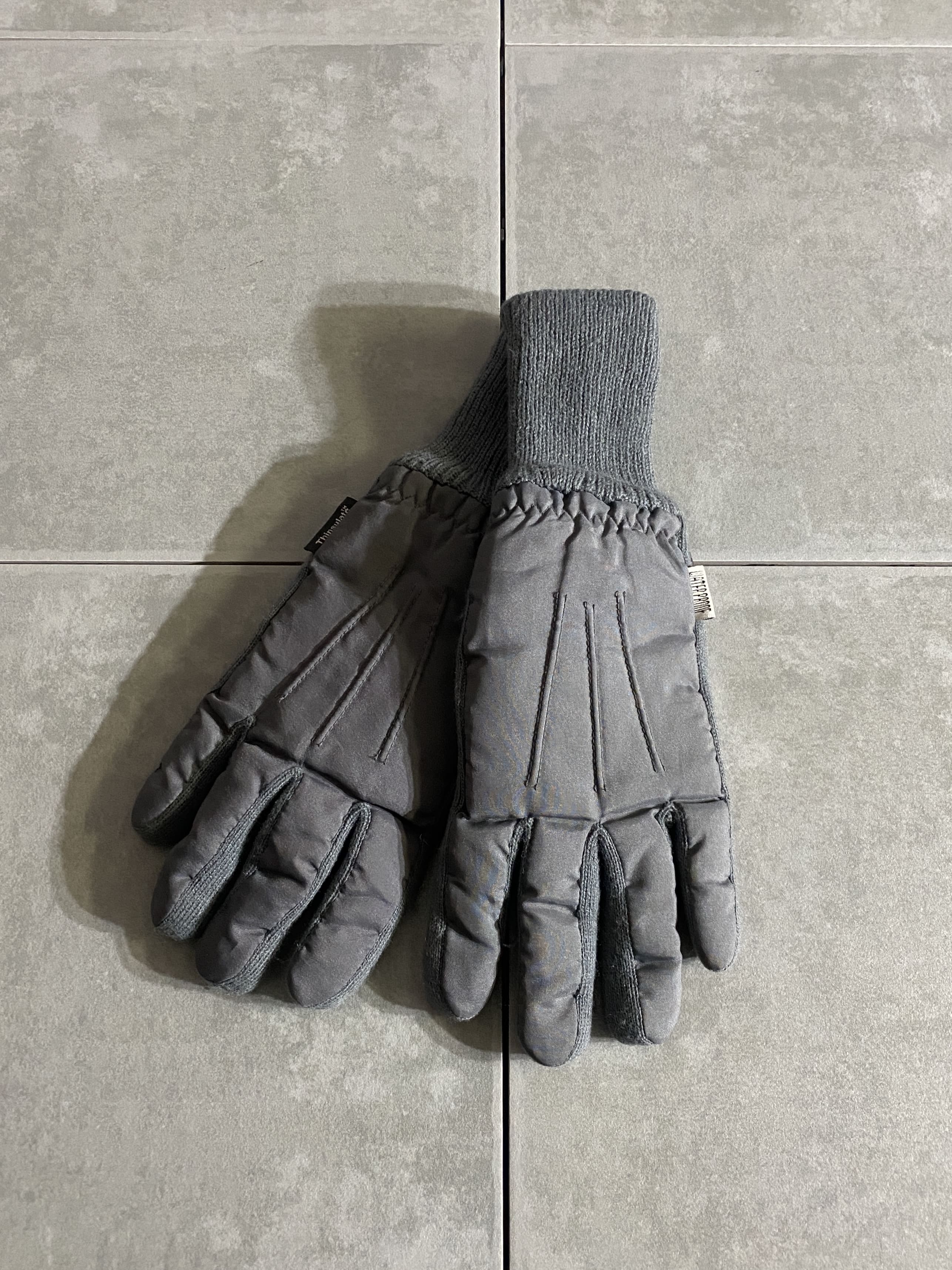 グローブ

Thinsulate Waterproof Gloves

【カラー】FG

【サイズ】S/M
全長：約32cm　横幅：約10cm

【素材】ナイロン100%

防水仕様

高機能中綿素材のブランド名、Thinsulate。

薄くて暖かいというコンセプトの下に
開発した ハイテクな素材で、さまざまな生活シーンに
幅広く対応しています。

手首までしっかり覆うことができ、熱を逃さず
寒い季節にぴったりなアイテムです。

※画像の程度とは若干異なる場合がございますので予めご了承下さい。
(キズ、へこみ、汚れ、穴あき、ほつれ、文字書入れ(名前、ナンバー)など