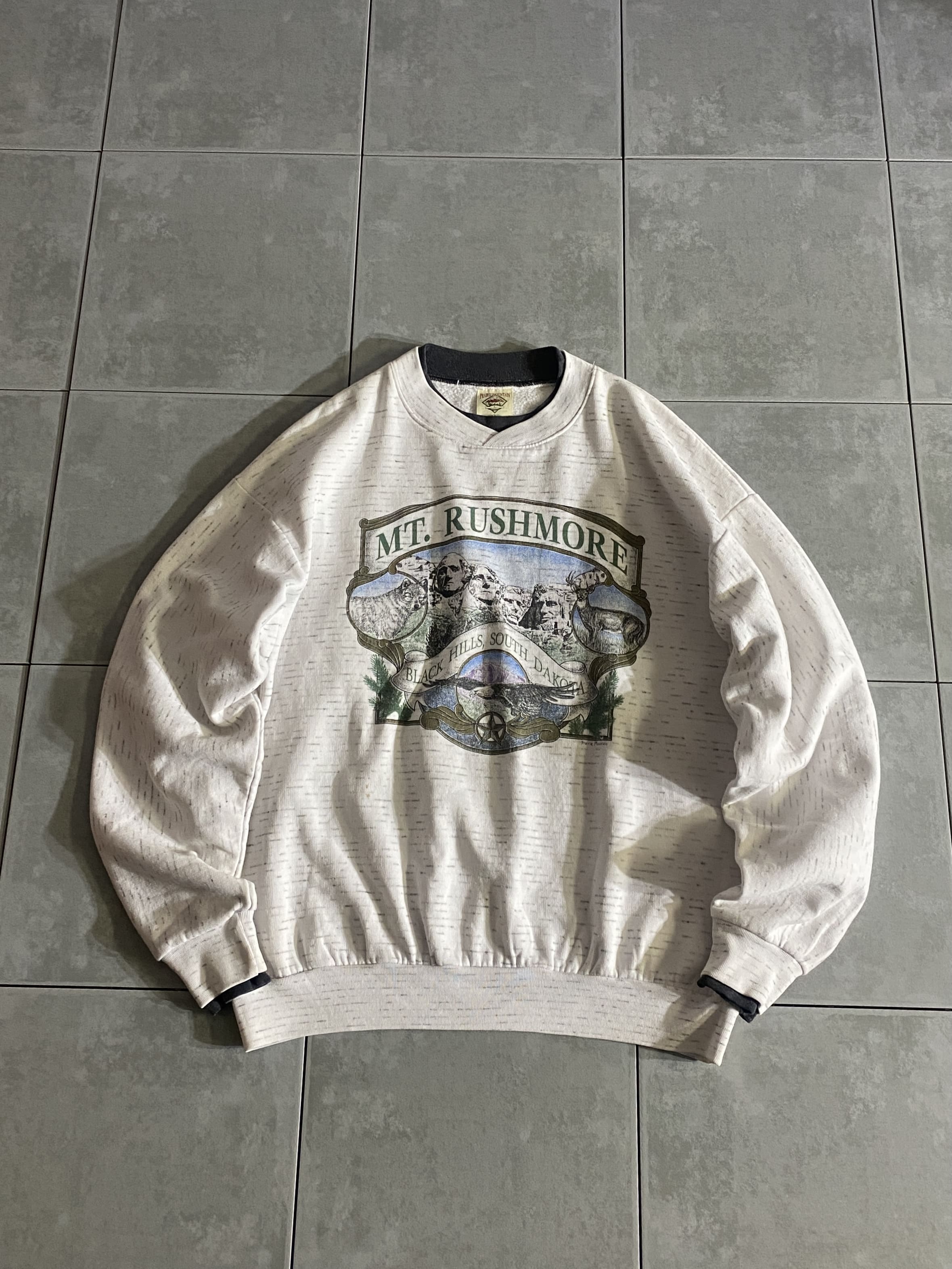 PRAIRIE MOUNTAIN

【PRAIRIE MOUNTAIN】90s MT.RUSHMORE Sweatshirt MADE IN USA

【カラー】ホワイト

【サイズ】L
着丈：約64cm　身幅：約59cm　肩幅：約61cm　袖丈：約57cm

【素材】コットン50％　ポリエステル50％

90年代のマウントラシュモア国立モニュメント
国定記念建造物のスウェットシャツ。

アメリカ、サウスダコタ州
ブラックヒルズの岩山、ラシュモア山に巨大な4人の
大統領の顔が刻まれています。

左から順にジョージ・ワシントン、トーマス・ジェファーソン、
セオドア・ルーズベルト、エイブラハム・リンカーン。

人気のアニマルと偉人のプリントです。

襟袖が2重仕立てになっており、
さりげなく見える生地が良いアクセントになっております。

※画像の程度とは若干異なる場合がございますので予めご了承下さい。
(キズ、へこみ、汚れ、穴あき、ほつれ、文字書入れ(名前、ナンバー)など

