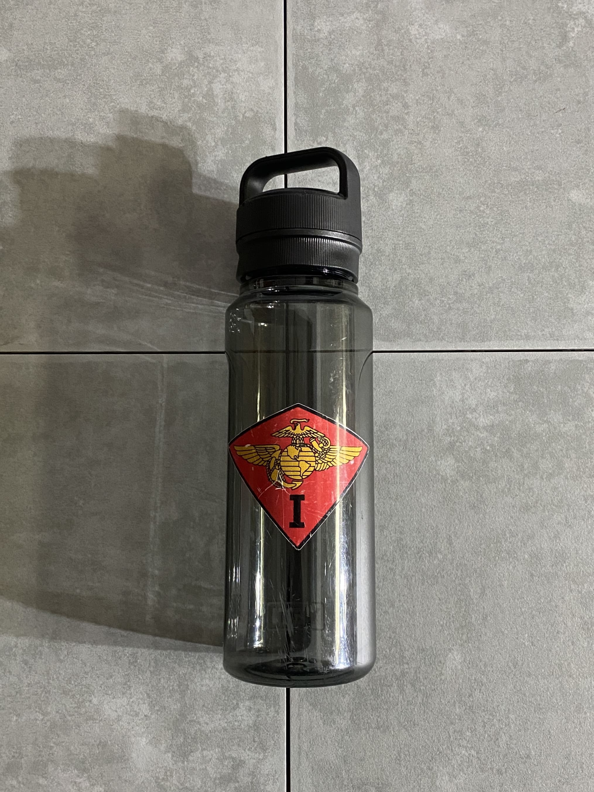 YETI

【YETI】USMC Water Bottle

【カラー】ブラック

【サイズ】約30×8cm

【素材】プラスチック

USMCのステッカーが貼られたYETIのウォーターボトル。

軽量で持ち運びしやすい水筒。

持ち手が付いているのでバックパックなどに
ぶら下げることも可能です。

キャンプやアウトドア、普段使いにもバッチリです。

※画像の程度とは若干異なる場合がございますので予めご了承下さい。
(キズ、へこみ、汚れ、穴あき、ほつれ、文字書入れ(名前、ナンバー)など
