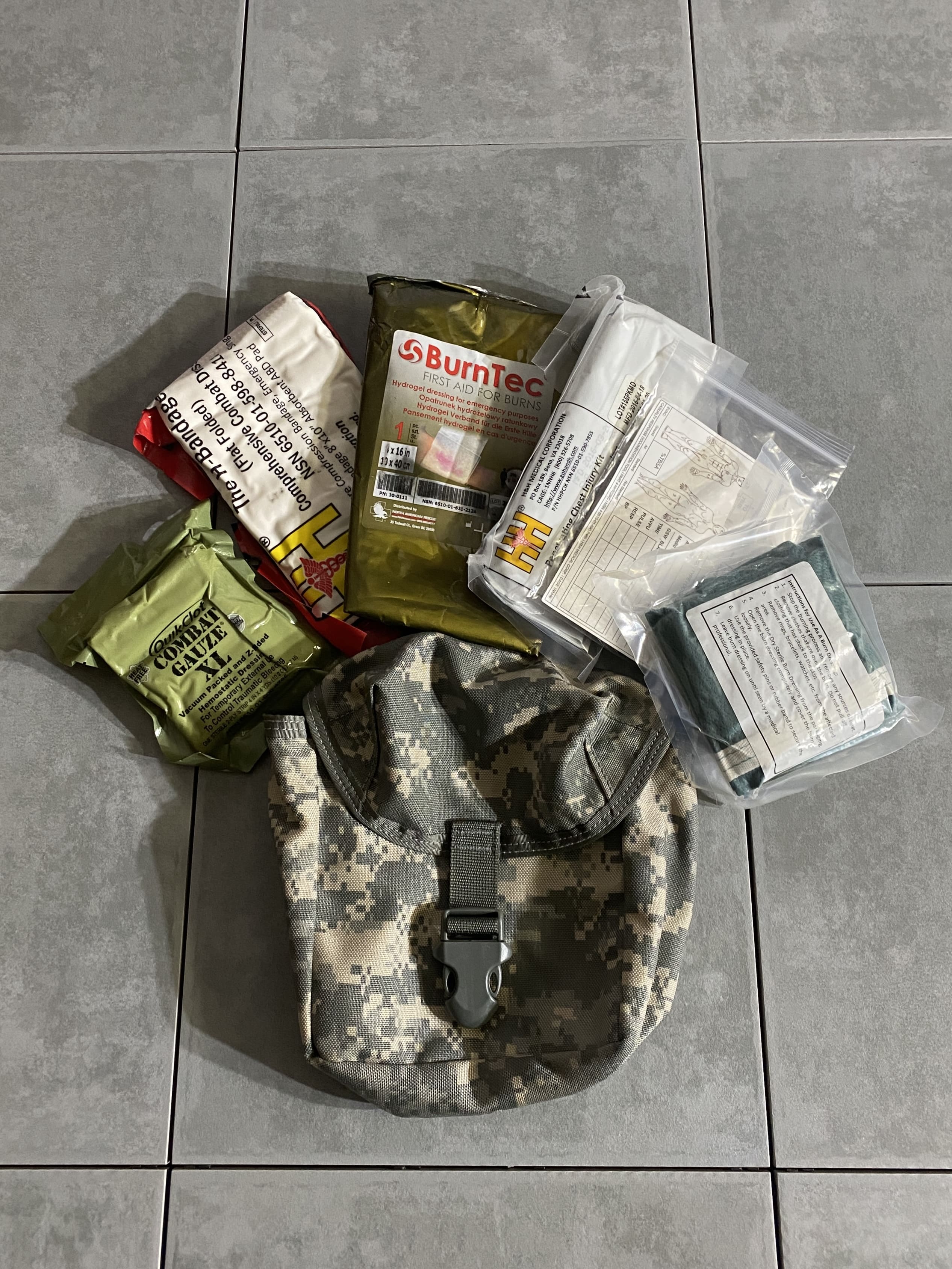 米軍放出品

INDIVIDUAL FIRST AID KIT SET

【カラー】ACU

【サイズ】約16.5×16×9cm

【素材】ナイロン

個人携帯用装備として兵士が各自で所持する救急セット。

ポーチ付きで、内部はしきりで2層に分かれており
MOLLE対応装備などに取り付ける事ができます。

セット内容は画像で確認できるものが全てです。

※画像の程度とは若干異なる場合がございますので予めご了承下さい。
(キズ、へこみ、汚れ、穴あき、ほつれ、文字書入れ(名前、ナンバー)など