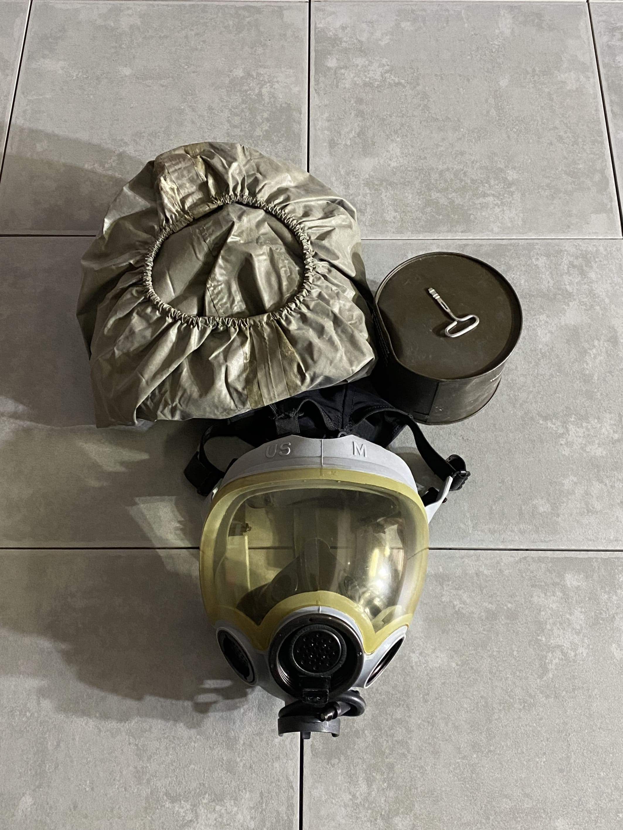 米軍放出品

MCU-2A/P GAS MASK SET

【サイズ】M

アメリカ海軍、空軍、特殊部隊なども
使用していた単一の大きなレンズのガスマスク。

ガスマスク本体の上から被せる専用のケミカルフード、
キャニスター付きです。

フード自体は首元まで覆うことができます。

最近では滅多に米軍から放出されない
非常に希少なアイテムです。

サバゲーのコスプレやコレクションなどにいかがでしょうか。

※画像の程度とは若干異なる場合がございますので予めご了承下さい。
(キズ、へこみ、汚れ、穴あき、ほつれ、文字書入れ(名前、ナンバー)など
