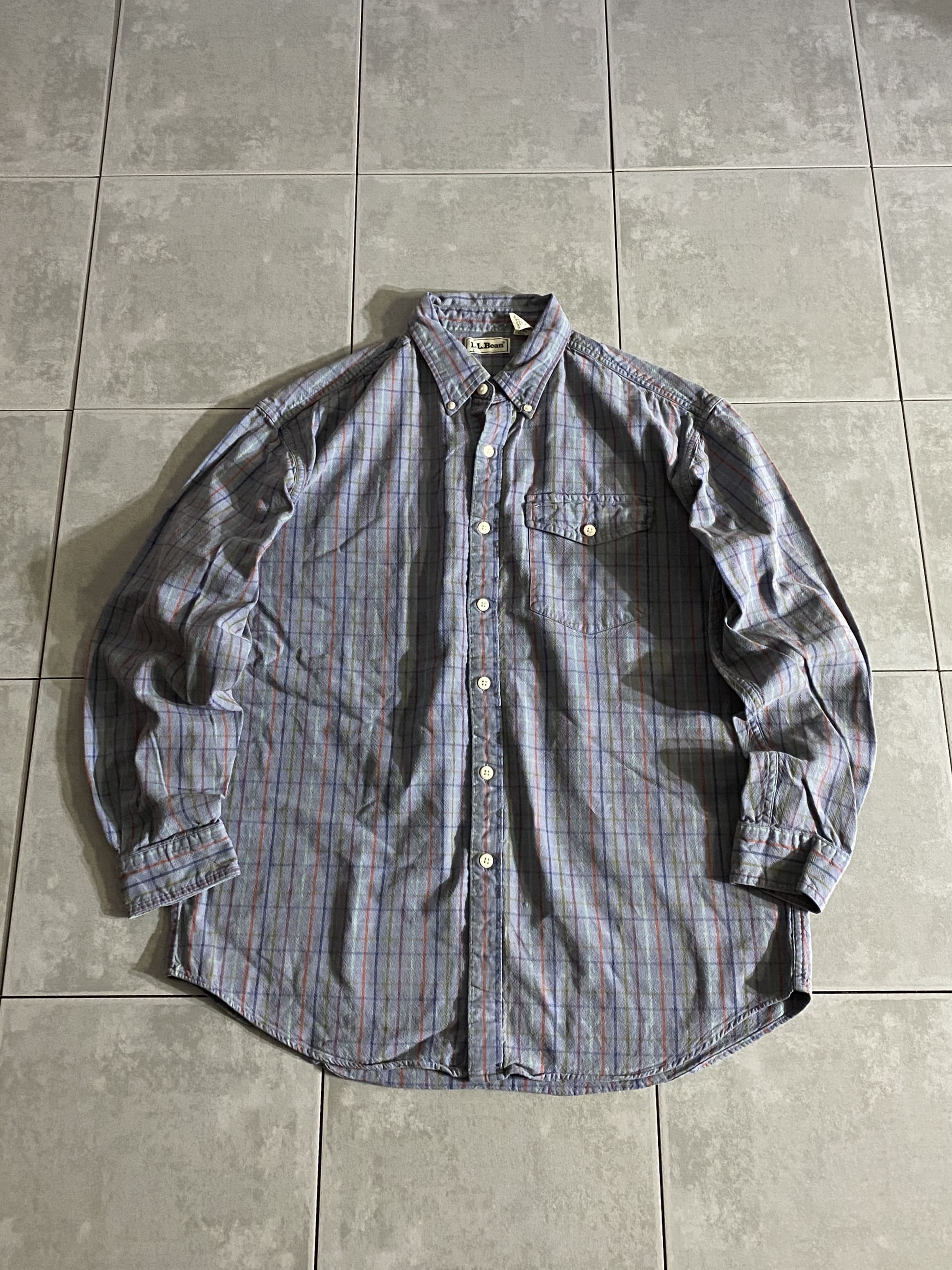 L.L.Bean

【L.L.Bean】80s-90s Button down Shirt

【カラー】ライトパープル

【サイズ】L
着丈：約77cm　身幅：約62cm　肩幅：約52cm　袖丈：約56cm

【素材】コットン100％

L.L.Beanのボタンダウンシャツ。

珍しいライトパープルボディーで、
爽やかな春先などにピッタリのアイテム。

落ち着いた雰囲気で、大人っぽさを演出できる1着です。

※画像の程度とは若干異なる場合がございますので予めご了承下さい。
(キズ、へこみ、汚れ、穴あき、ほつれ、文字書入れ(名前、ナンバー)など