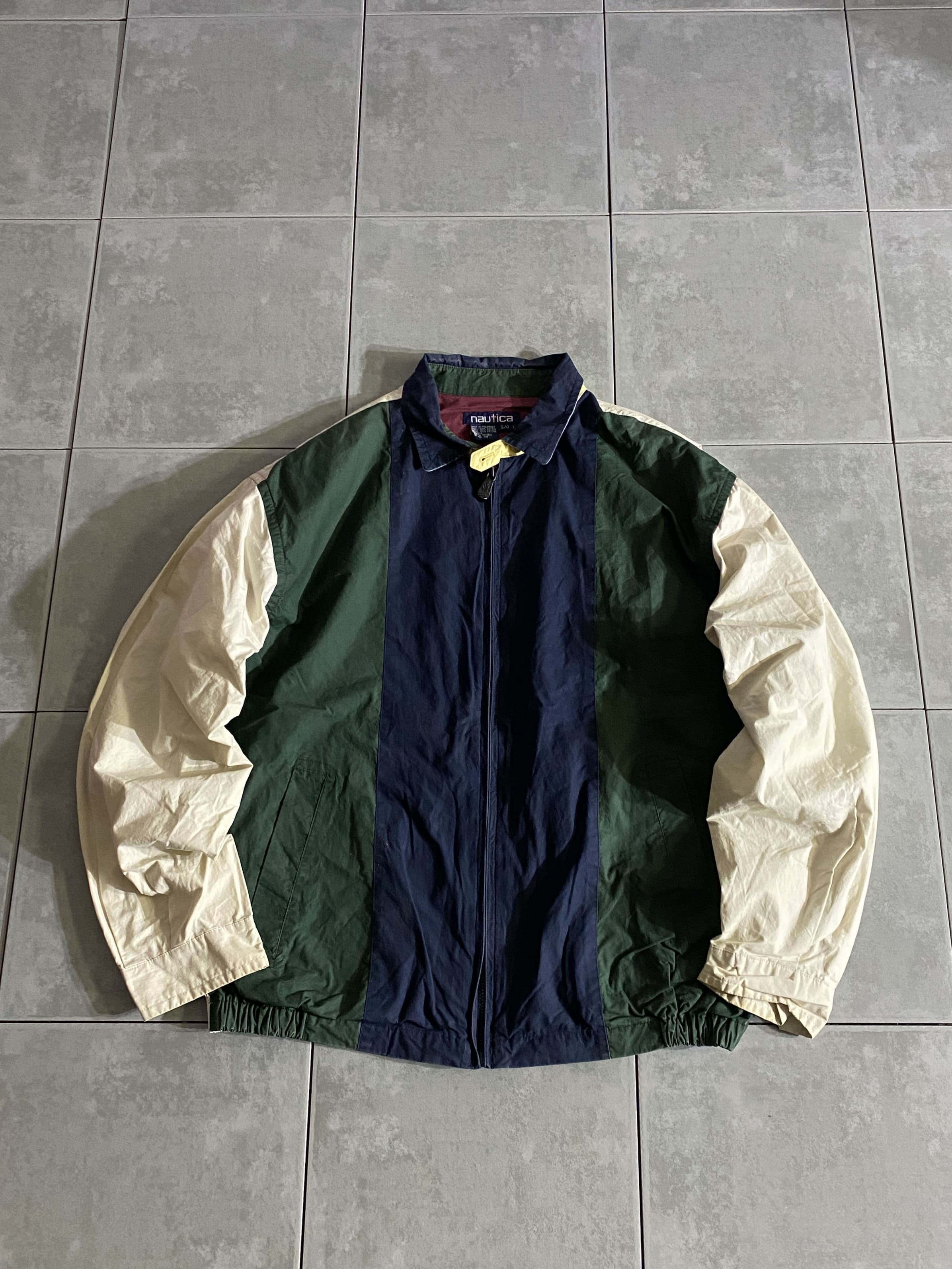 NAUTICA

【NAUTICA】90s Swing Top

【サイズ】L
着丈：約67cm　身幅：約68cm　肩幅：約56cm　袖丈：約60cm

【素材】コットン100％

90年代、NAUTICAのスウィングトップ。

近年幅広い層から注目を集めるブランドの1つ。

NAUTICAらしい配色の切り替えや、
コットンボディーの風合いが魅力的な1着。

ざっくりと羽織れるGOODサイズで、
コーデの幅が広がるアイテムです。

※全体的に薄汚れがございます。

※バックのステッチ部分ピンク色になっています。

※画像の程度とは若干異なる場合がございますので予めご了承下さい。
(キズ、へこみ、汚れ、穴あき、ほつれ、文字書入れ(名前、ナンバー)など

