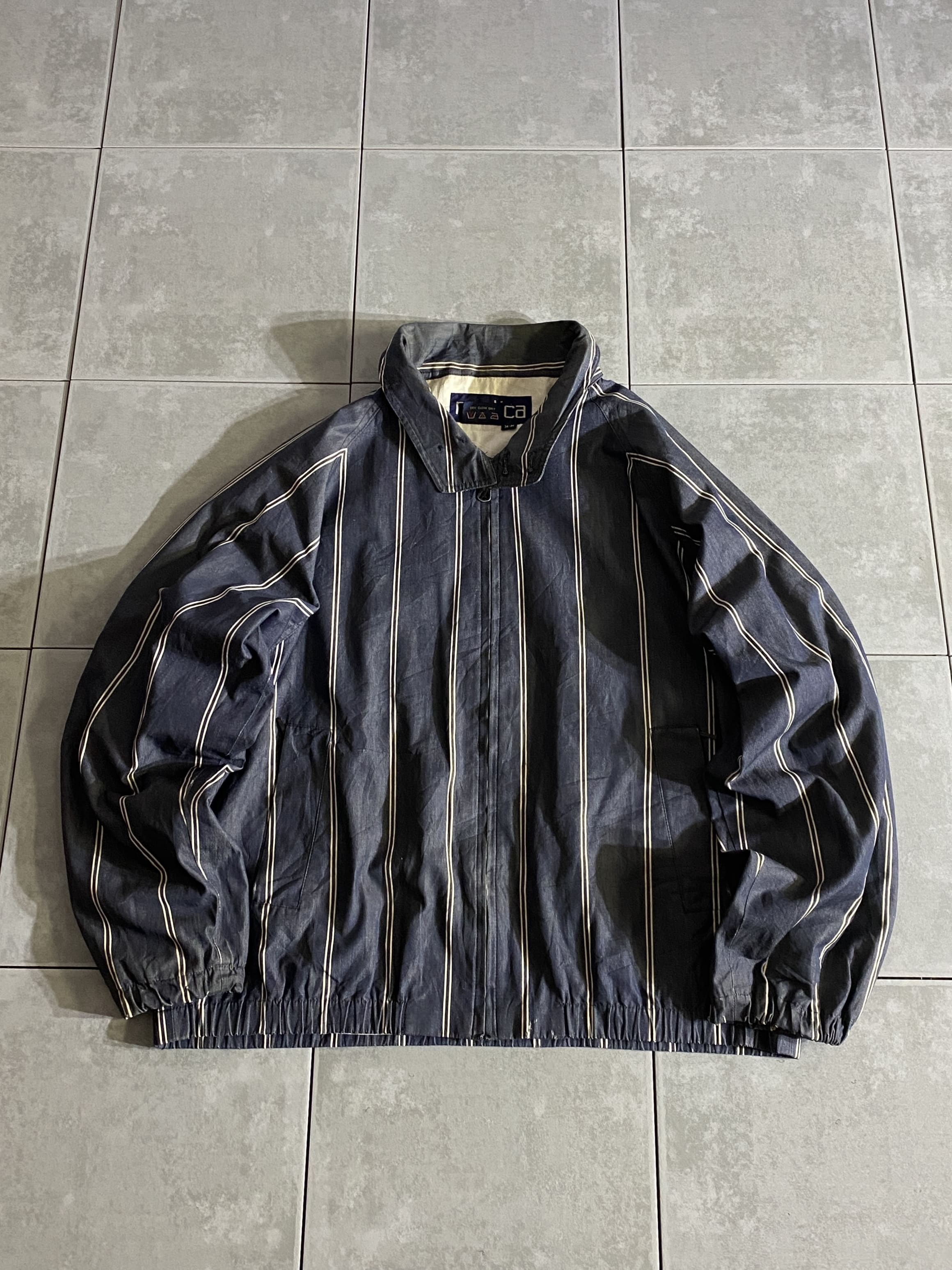 NAUTICA

【NAUTICA】90s Striped Harrington Jacket

【カラー】ネイビー

【サイズ】M
着丈：約66cm　身幅：約c62m　裄丈：約86cm　

【素材】コットン100％

90年代、NAUTICAのハリントンジャケット。

くすんだネイビーとホワイトのストライプパターン。

フードはベルクロで取り外しが可能。

全体的に着用感ございますが、目立ったダメージはございません。

オーセンティックなハリントンジャケットスタイル、
若々しい印象のグッドアイテムです。

※裏地、着脱フード、襟元に汚れございます。

※画像の程度とは若干異なる場合がございますので予めご了承下さい。
(キズ、へこみ、汚れ、穴あき、ほつれ、文字書入れ(名前、ナンバー)など