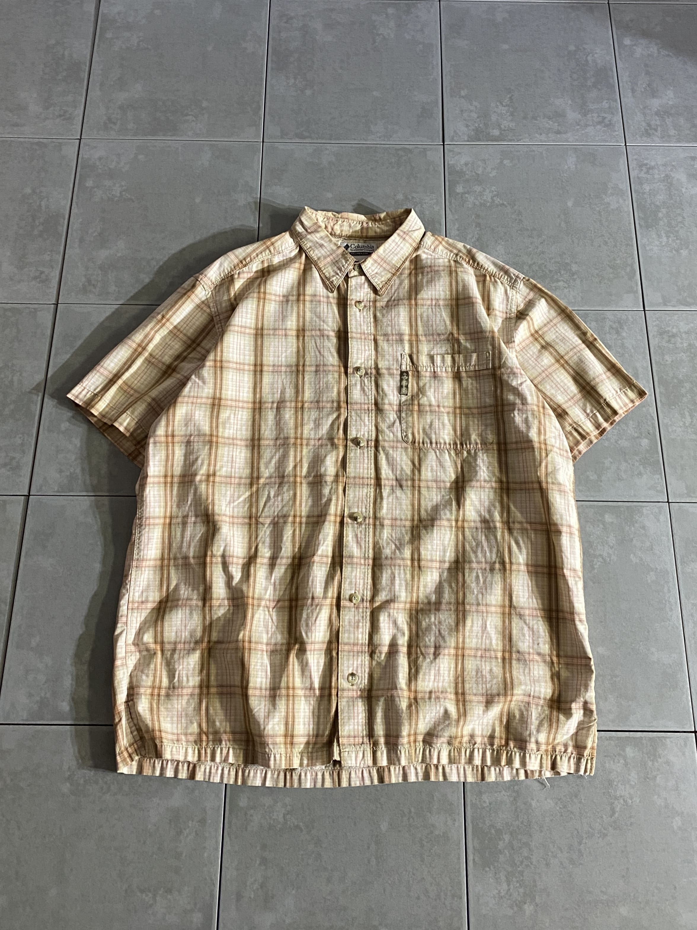 Columbia

【Columbia】S/S Check Shirt

【カラー】ベージュ

【サイズ】XL
着丈：約79cm　身幅：約64cm　肩幅：約53cm　袖丈：約26cm

【素材】コットン100％

Columbiaの半袖チェックシャツ。

柔らかなカラーリングのチェックシャツで、
爽やかでカジュアルな1着。

かなり大きめのサイズ感で、
ストリートスタイルにピッタリ。

1枚で着ても羽織ってきてもキマる万能アイテムです。

※画像の程度とは若干異なる場合がございますので予めご了承下さい。
(キズ、へこみ、汚れ、穴あき、ほつれ、文字書入れ(名前、ナンバー)など

