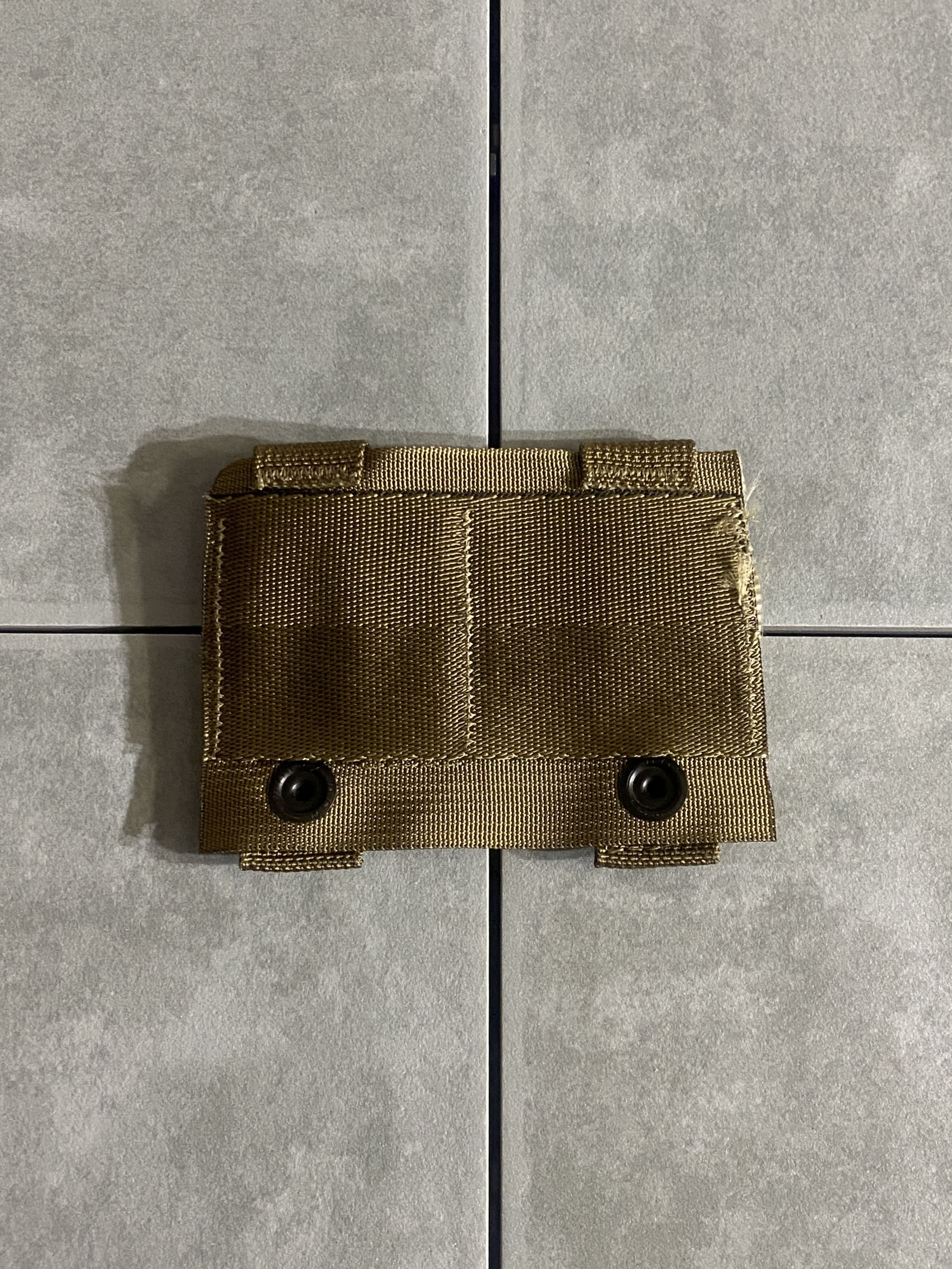 米軍放出品

MOLLE II Alice Clip Adapter

【カラー】コヨーテ

【サイズ】約8.5×12cm

米軍実物のMOLLE2アリスクリップアダプター。

ALICEクリップを使用したポーチ類を
MOLLEウェビングが付いた装備に
取り付けて使うためのアダプターです。

※画像の程度とは若干異なる場合がございますので予めご了承下さい。
(キズ、へこみ、汚れ、穴あき、ほつれ、文字書入れ(名前、ナンバー)など