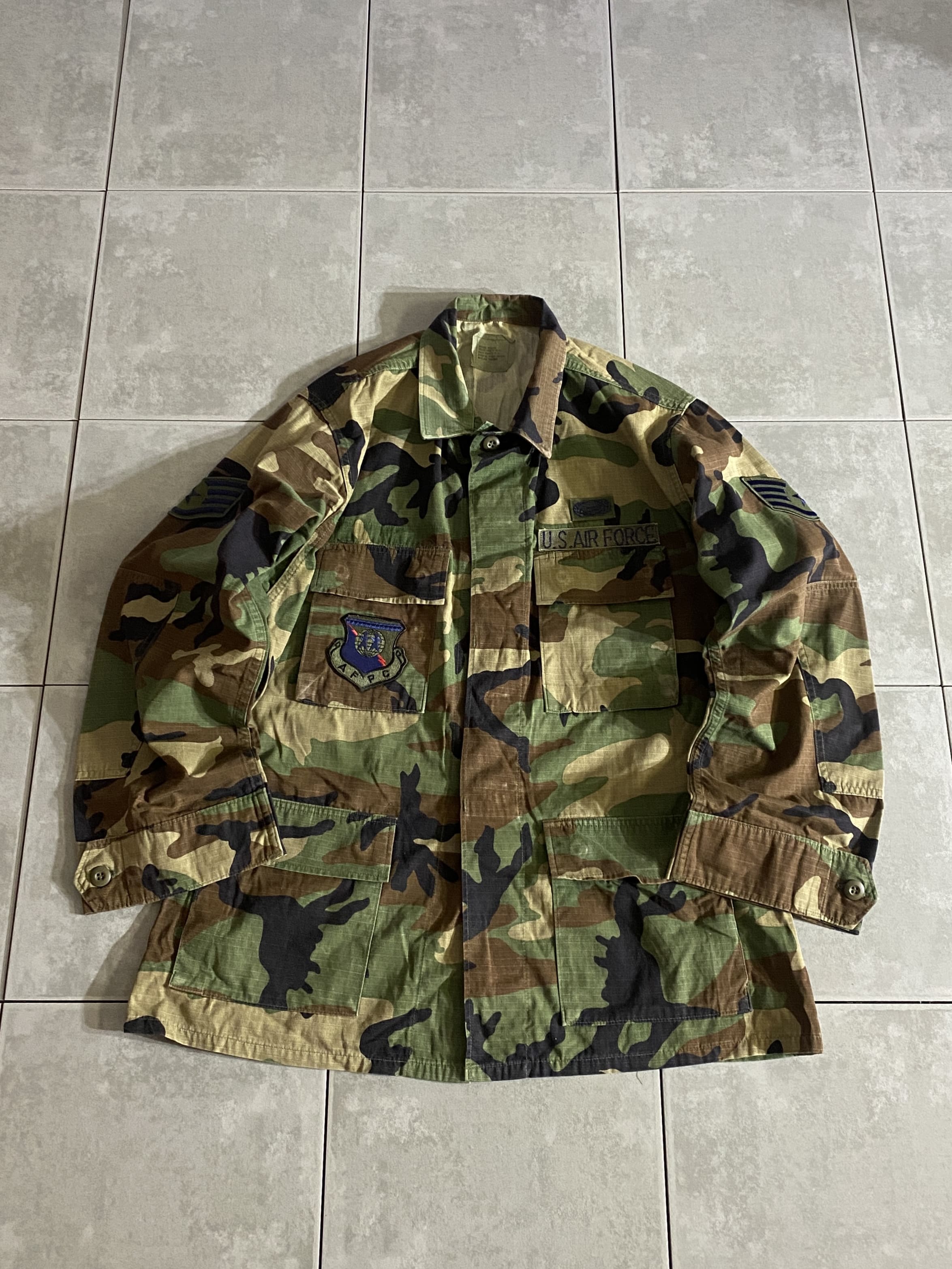 米軍放出品

HOT WEATHER BDU JACKET

【カラー】WOODLAND

【サイズ】M-R
着丈：約76cm　身幅：約60cm　肩幅：約46cm　袖丈：約61cm

【素材】コットン50％　ナイロン50％

リップストップ生地

ウッドランドのHOT WEATHER BDUジャケット。

広範な気候と温度に対応するように開発された
薄手生地のジャケットです。

フロントに4つのポケットがございます。

シャツジャケットのような感覚で、
真冬以外の3シーズン着用いただけます。

※画像の程度とは若干異なる場合がございますので予めご了承下さい。
(キズ、へこみ、汚れ、穴あき、ほつれ、文字書入れ(名前、ナンバー)など
