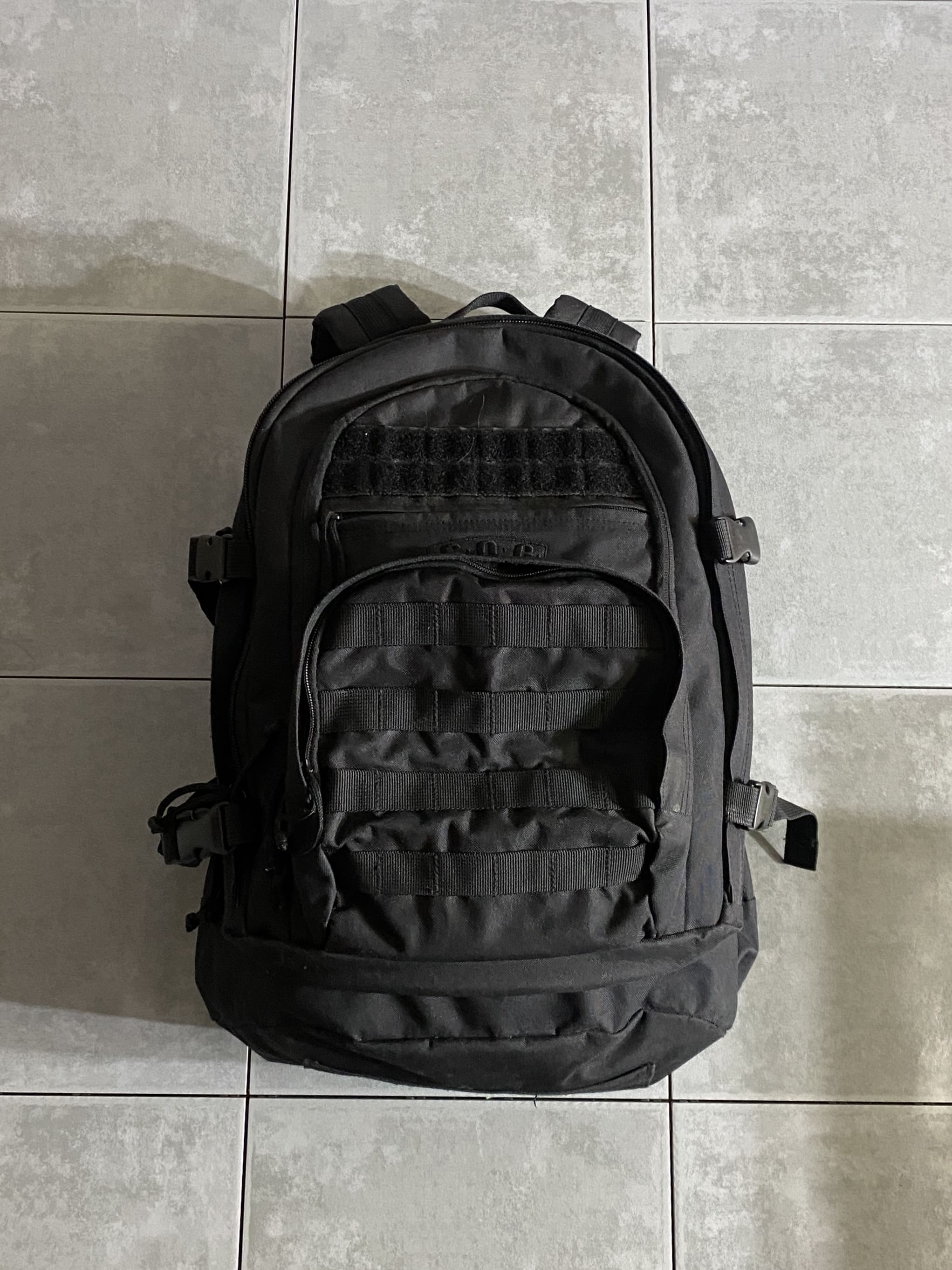 SOC

SOC SANDPIPER OF CALIFORNIA Backpack

【カラー】ブラック

【サイズ】約50×40×30cm

【素材】ナイロン

日用にカジュアルとしても使えるバックパック。

広々としたメインコンパートメントが使いやすく、
耐久性も兼ね備えています。

サブポケットも豊富にあり、収納にも便利。

本体上部にはハイドレーションのチューブが通せる
開口部がございます。

キャンプ、ハイキング、普段使いまで活用できるアイテムです。

※画像の程度とは若干異なる場合がございますので予めご了承下さい。
(キズ、へこみ、汚れ、穴あき、ほつれ、文字書入れ(名前、ナンバー)など