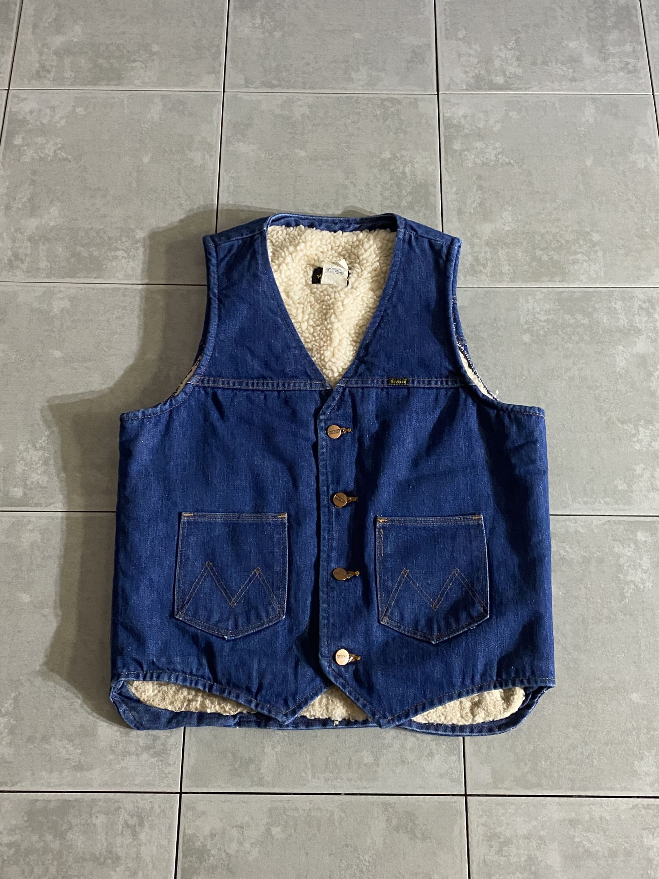 MAVERICK 

【MAVERICK】80s Denim Vest Made in USA

【カラー】ブルー

【サイズ】M
着丈：約63cm　身幅：約50cm　肩幅：約33cm

【素材】コットン100％
　
MAVERICKのデニムベスト。

古着特有のしっかりとしたコットン生地に
内側はボア仕様で保温性バッチリ。

コンパクトなシルエットながらレイヤードや
インナー使いとしてかなり重宝するアイテムです。

※画像の程度とは若干異なる場合がございますので予めご了承下さい。
(キズ、へこみ、汚れ、穴あき、ほつれ、文字書入れ(名前、ナンバー)など
