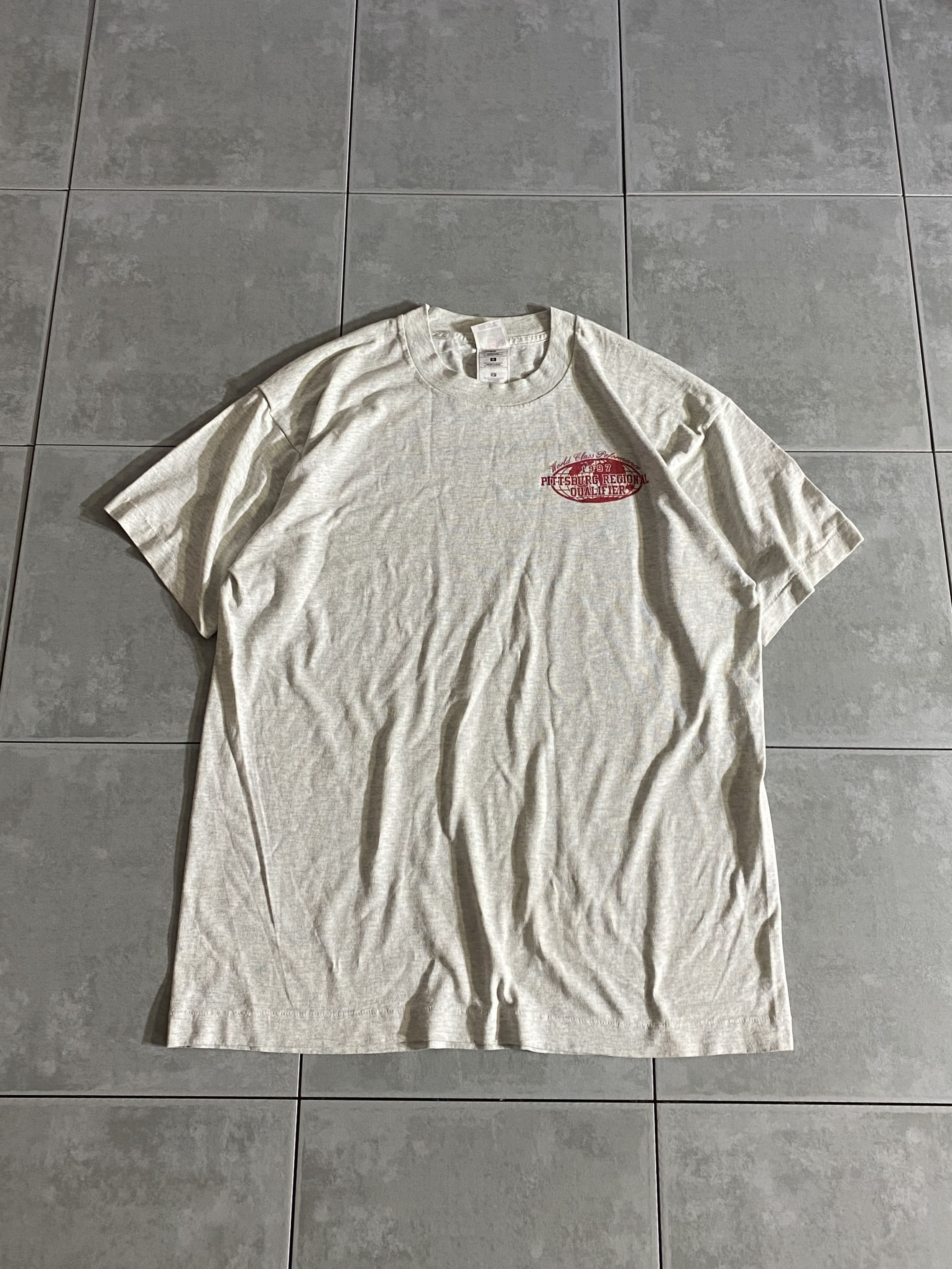 FRUIT OF THE LOOM

【FRUIT OF THE LOOM】1997 PITTSBURG S/S Tee

【カラー】グレー

【サイズ】L
着丈：約68cm　身幅：約54cm　肩幅：約51cm　袖丈：約19cm

【素材】コットン50％　ポリエステル50％

古着らしい、メッセージがプリントされた
半袖Tシャツ。

左胸にワンポイント、バックにイラスト、メッセージが
プリントされております。

使いやすいグレーボディーに薄めの生地感で
夏場に重宝する1着です。

※着用感があり、両袖や数ヶ所シミがございます。

※画像の程度とは若干異なる場合がございますので予めご了承下さい。
(キズ、へこみ、汚れ、穴あき、ほつれ、文字書入れ(名前、ナンバー)など