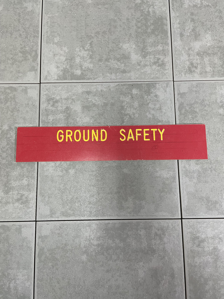 米軍放出品

サインプレート GROUND SAFETY

カラー；レッド

サイズ：約40×7.5cm

軍施設内で使用されているサインプレート

海兵隊施設内では赤黄色のプレートはよく見かけるカラーリングです。

※米軍放出品の為、画像の程度とは若干異なる場合がございますので予めご了承下さい。
(キズ、へこみ、汚れ、穴あき、ほつれ、文字書入れ(名前、ナンバー)など