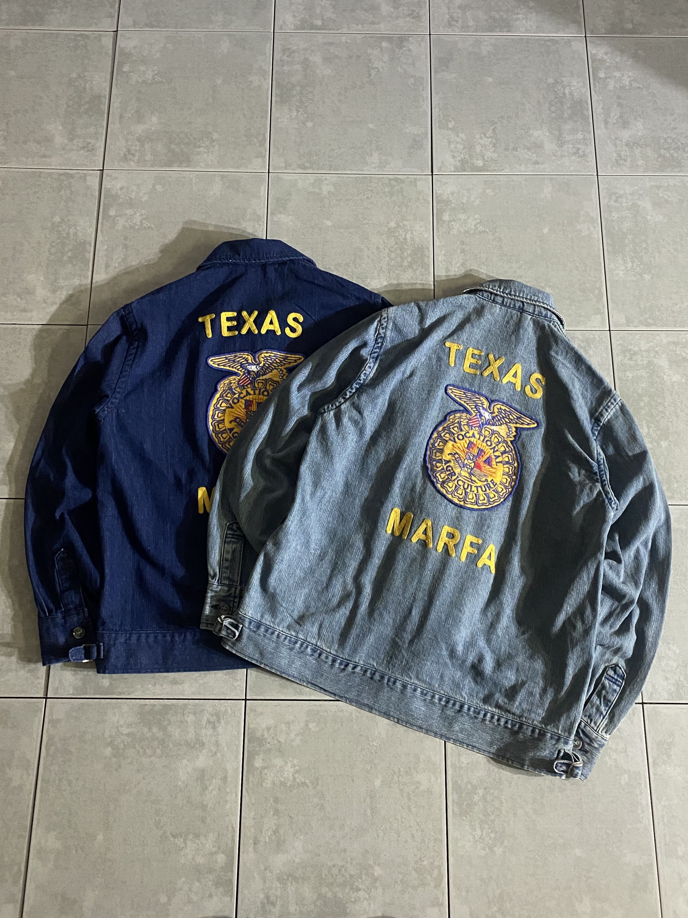 HOUSTON

【HOUSTON】DENIM FFA JACKET

【カラー】INDIGO ONE WASH /  INDIGO VINTAGE WASH

【サイズ】M / L / XL
M 着丈:約68cm 身幅:約57cm 肩幅:約45cm 袖丈:約62cm
L 着丈:約70cm 身幅:約60cm 肩幅:約47cm 袖丈:約63cm
XL 着丈:約72cm 身幅:約63cm 肩幅:約49cm 袖丈:約64cm

【素材】コットン100％

薄すぎず程よい厚みの10ozデニムを使用し、
裏地を背抜き仕様にした春夏仕様のデニムジャケット。

FFA(Future Farmers Agriculture)の略で、
アメリカの農業国立学校のユニフォームを
サンプリングした1着です。

※画像1枚目、左側がINDIGO ONE WASH
右側がINDIGO VINTAGE WASHになります。