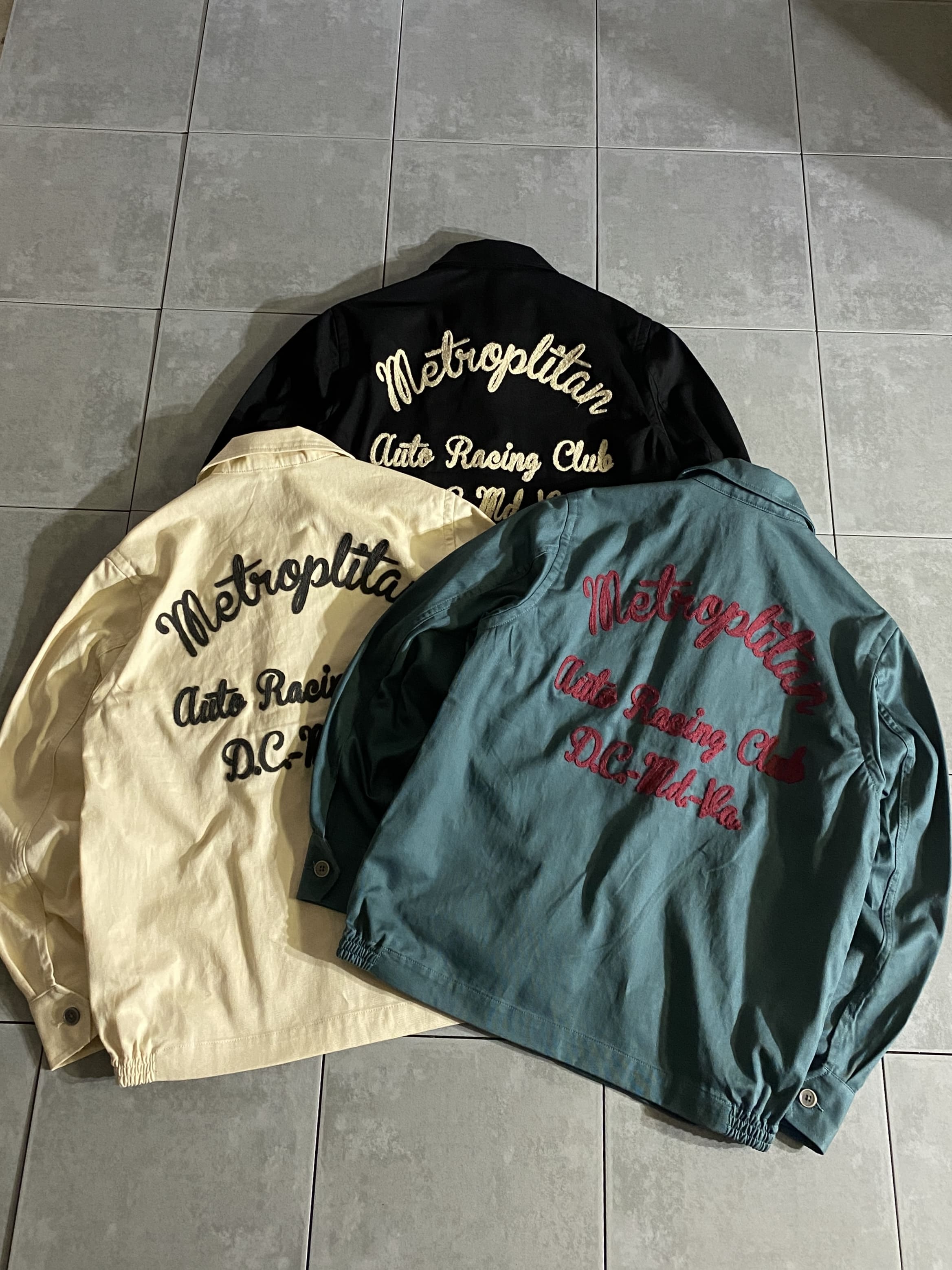 HOUSTON

【HOUSTON】EMB HARRINGTON JACKET(METROPOLITAN) 

【カラー】BLACK / GREEN / OFF WHITE

【サイズ】M / L / XL
M 着丈:約68cm 身幅:約57cm 肩幅:約45cm 袖丈:約62cm
L 着丈:約70cm 身幅:約60cm 肩幅:約47cm 袖丈:約63cm
XL 着丈:約72cm 身幅:約63cm 肩幅:約49cm 袖丈:約64cm

【素材】コットン100％

肉厚で丈夫なコットンツイル生地を使用した刺繍ハリトンジャケット。

50年代のカークラブジャケット風な柄を、
クラシックな見た目のチェーンステッチ刺繍で仕上げております。