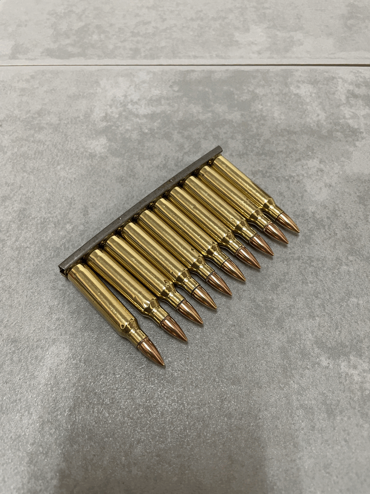 米軍放出品 軍用実物

5.56×45mm ダミーカートセット 10発セット

【カラー】ゴールド

【サイズ】約5.6cm

10発1セットでの販売となります。

アメリカ軍の訓練等で使用済みの5.56mm弾丸です。

M16、M4、ミニミ、その他多数に使用されている軍用弾。

中古使用済みの空薬莢に狩猟などで使用される実物弾頭を取り付けました。

※画像の程度とは若干異なる場合がございますので予めご了承下さい。
(キズ、へこみ、汚れ、穴あき、ほつれ、文字書入れ(名前、ナンバー)など