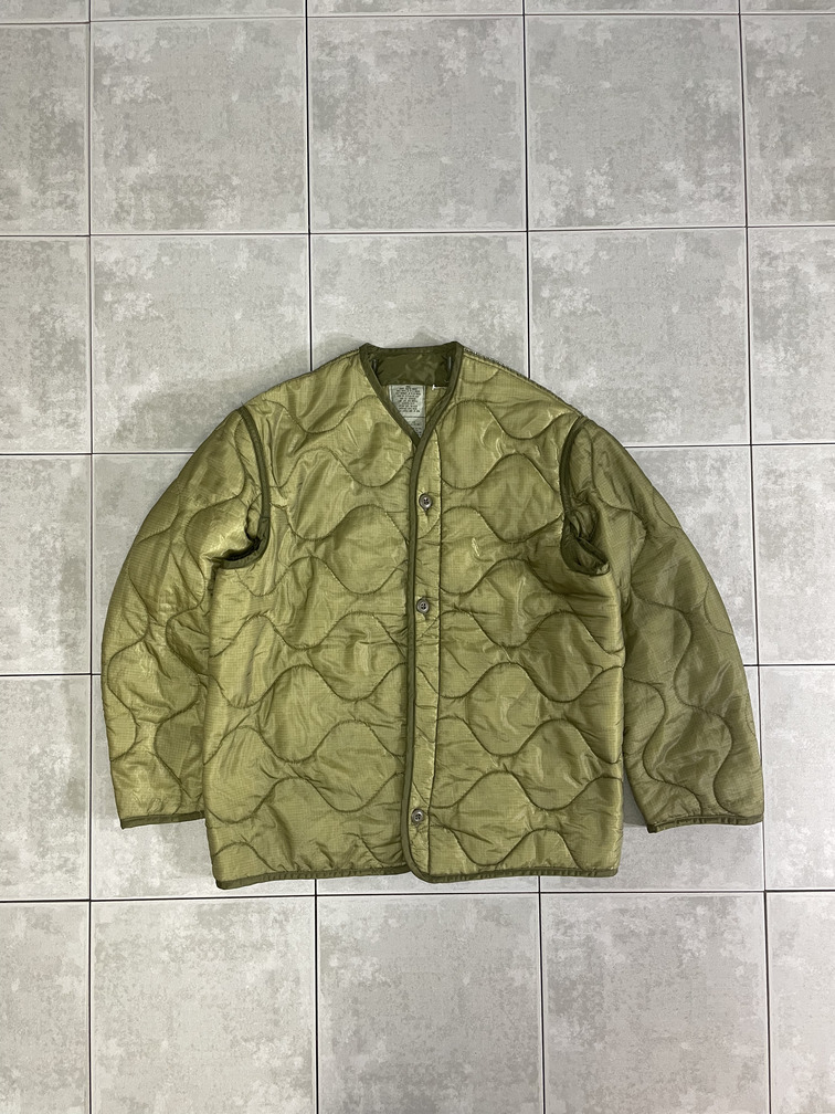 米軍放出品 軍用実物

US LINER COAT COLD WEATHER キルティングライナー

カラー：OD

サイズ：S
着丈：約70cm　身幅：約55cm　肩幅：約47cm　袖丈：約55cm

素材：ポリエステル、ナイロン

M-65フィールドジャケット　ライナー

ジャケットをお持ちでなくても単体で普段使いとして着用もおすすめ。

ほつれ、汚れがほとんど見られません。

※フィールドジャケットとつなぐ袖口のストラップが切り取られておりますが
フロントと首裏でセットアップ可能です。

※画像の程度とは若干異なる場合がございますので予めご了承下さい。
(キズ、へこみ、汚れ、穴あき、ほつれ、文字書入れ(名前、ナンバー)など